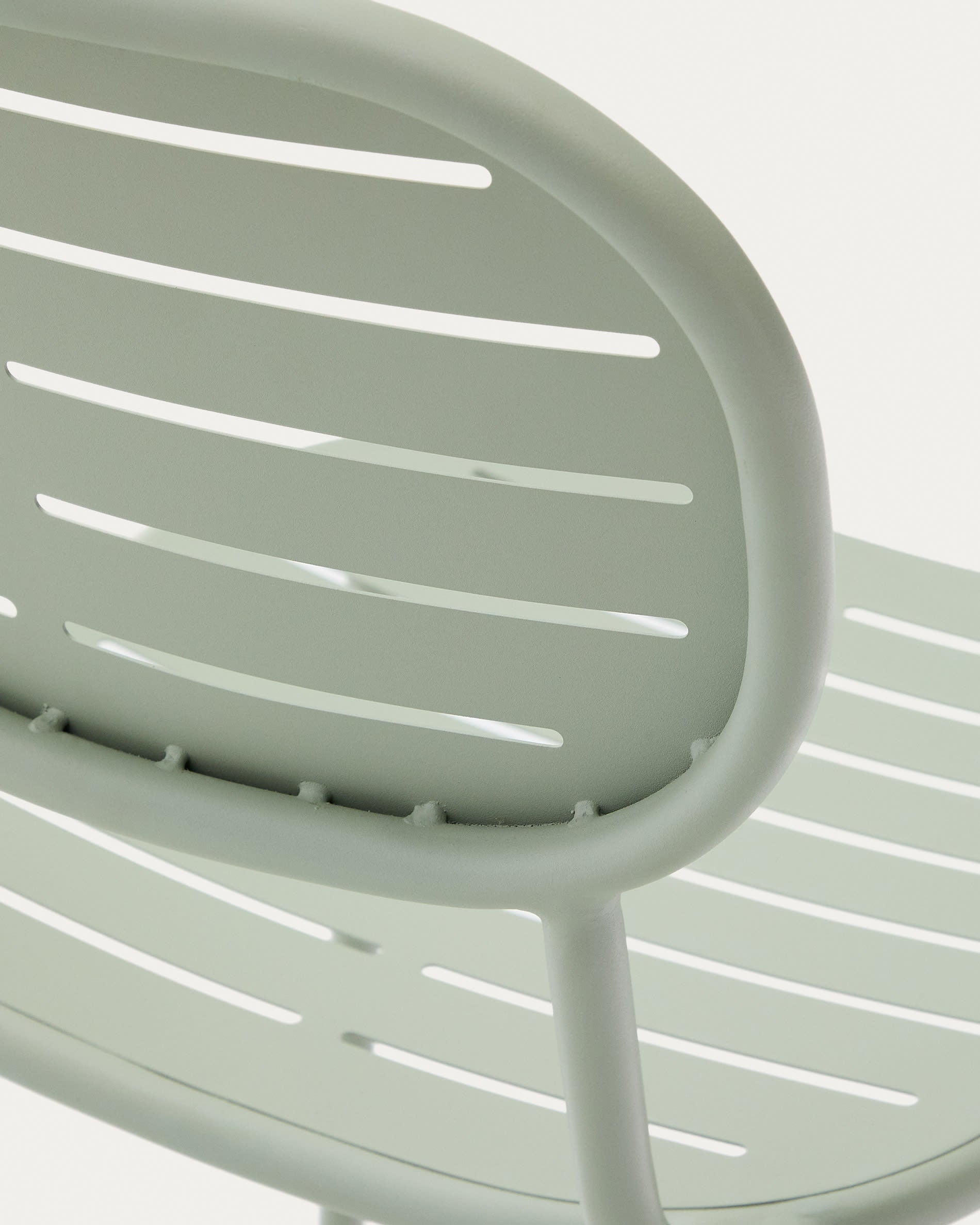 Genießen Sie den stilvollen, ergonomischen Outdoor-Stuhl Brai in Türkis von Kave Home. Robust, stapelbar und ideal für Garten und Terrasse.