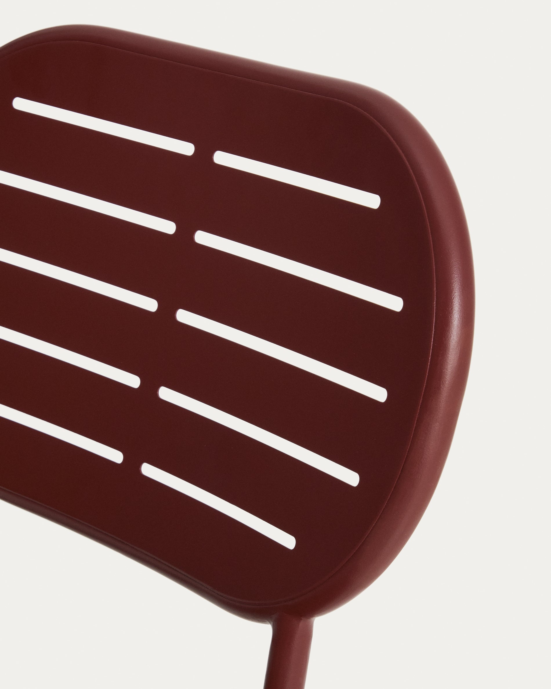 Stapelbarer Outdoor-Stuhl Brai aus granatrot verzinktem Stahl in präsentiert im Onlineshop von KAQTU Design AG. Gartenstuhl ist von Kave Home