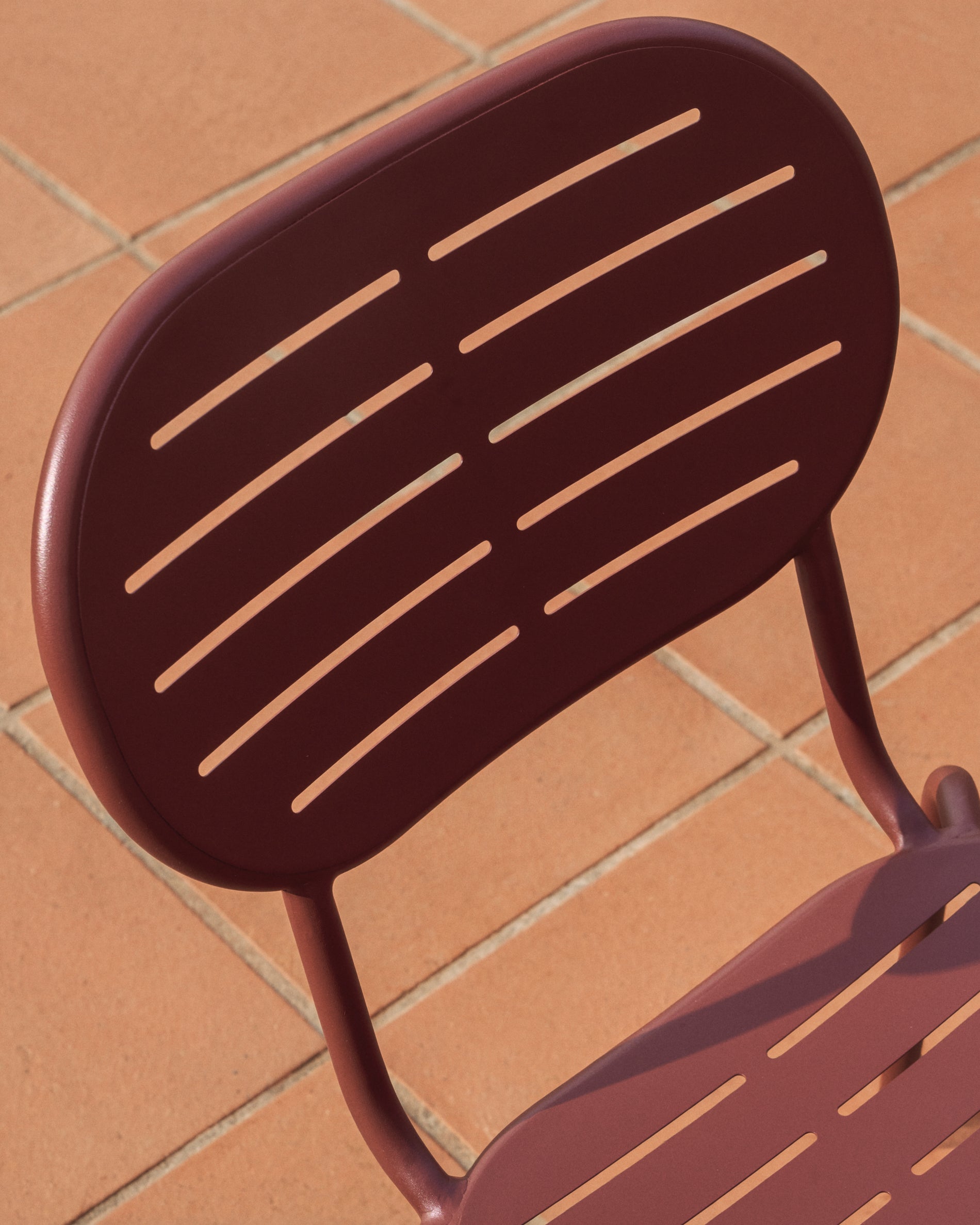 Stapelbarer Outdoor-Stuhl Brai aus granatrot verzinktem Stahl in präsentiert im Onlineshop von KAQTU Design AG. Gartenstuhl ist von Kave Home