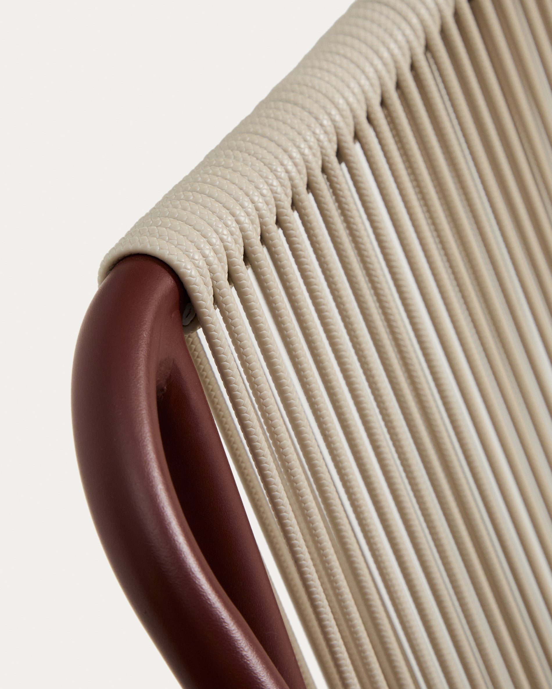 Outdoor-Stuhl Zivia aus écrufarbenem Seil und granatrot verzinktem Stahl in präsentiert im Onlineshop von KAQTU Design AG. Gartenstuhl ist von Kave Home