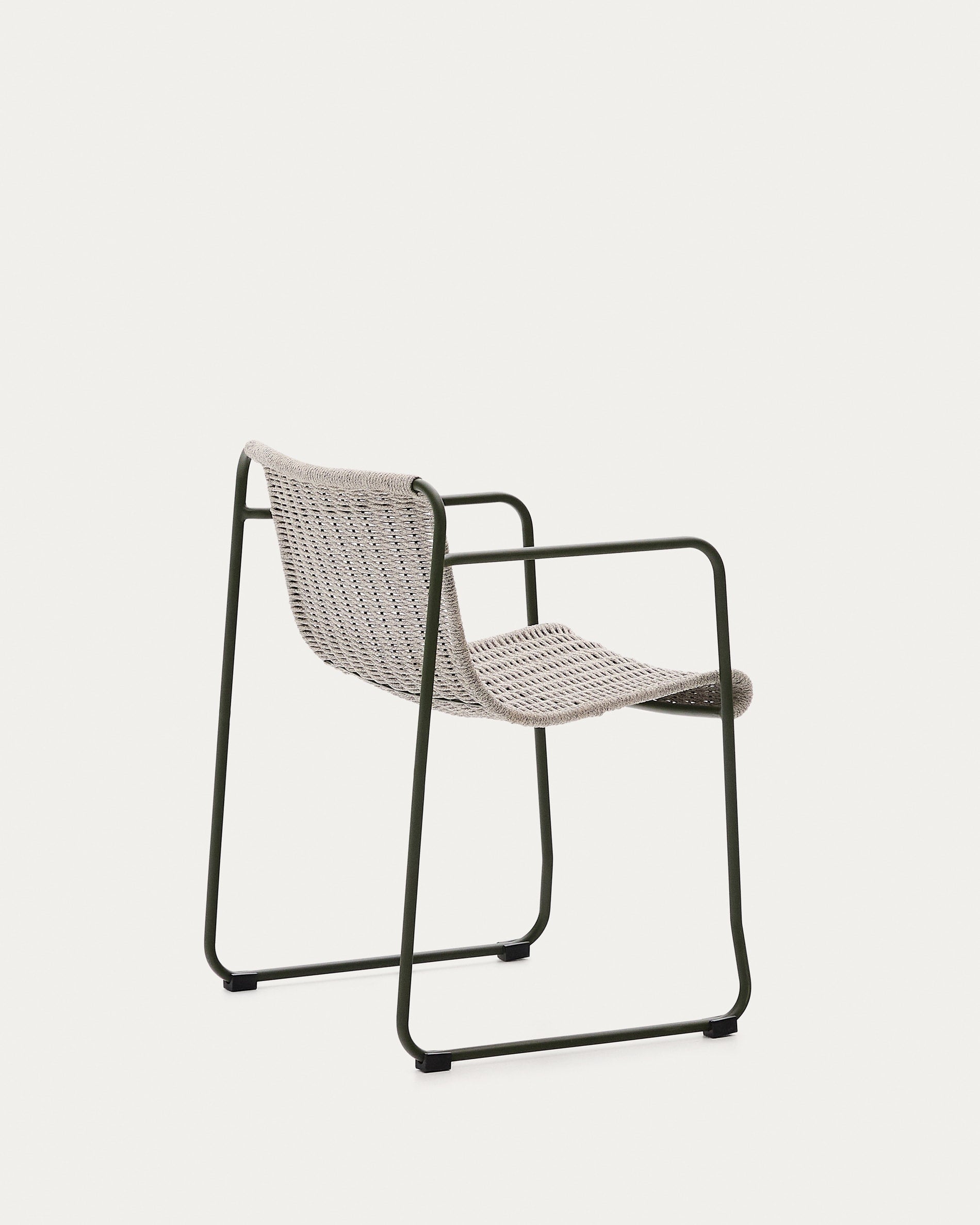 Der Stuhl Maurina kombiniert elegantes écrufarbenes und graues Seil mit stabilen, verzinkten Stahlrahmen für höchsten Komfort und Langlebigkeit im Freien.