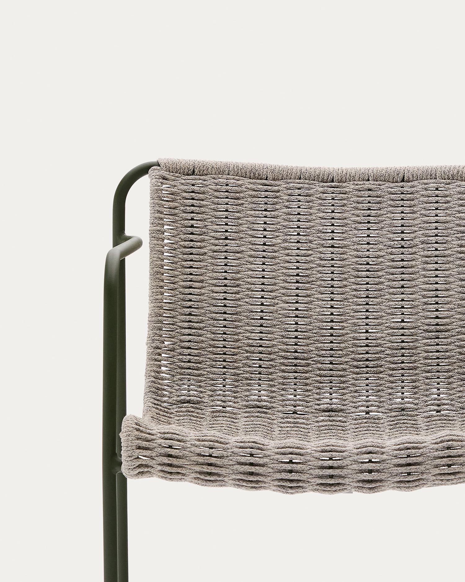 Der Stuhl Maurina vereint stilvolles Design mit wetterfestem Seil und robustem Stahl, ideal für entspannte Stunden im Freien.