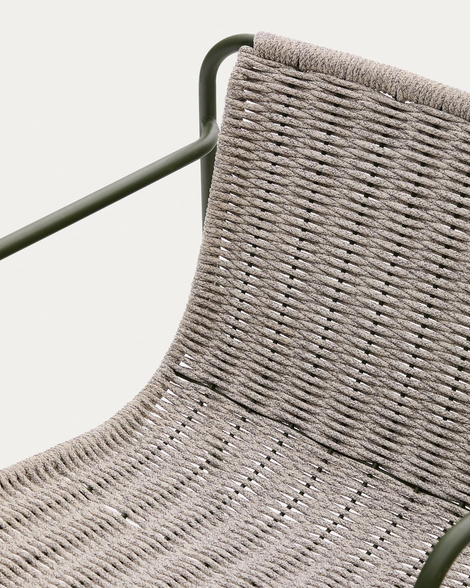 Der Stuhl Maurina vereint modernes Design mit robustem verzinktem Stahl und wetterfestem Seil, ideal für entspannte Stunden im Freien.