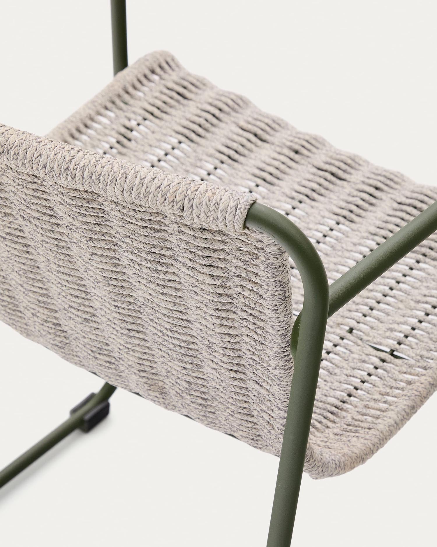 Der Stuhl Maurina kombiniert elegantes écrufarbenes und graues Seil mit stabilen, verzinkten Stahlrahmen – perfekt für stilvolle Entspannung im Freien.