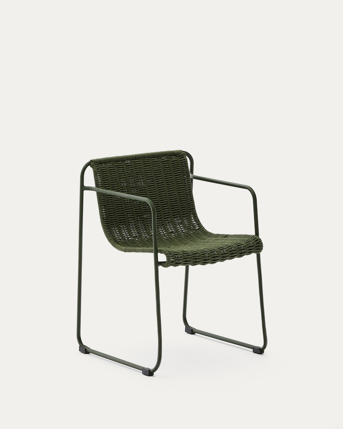 Stapelbarer Stuhl Maurina aus verzinktem Stahl in Grün und grünem Seil in Dunkelgrün, Grün präsentiert im Onlineshop von KAQTU Design AG. Gartenstuhl mit Armlehnen ist von Kave Home