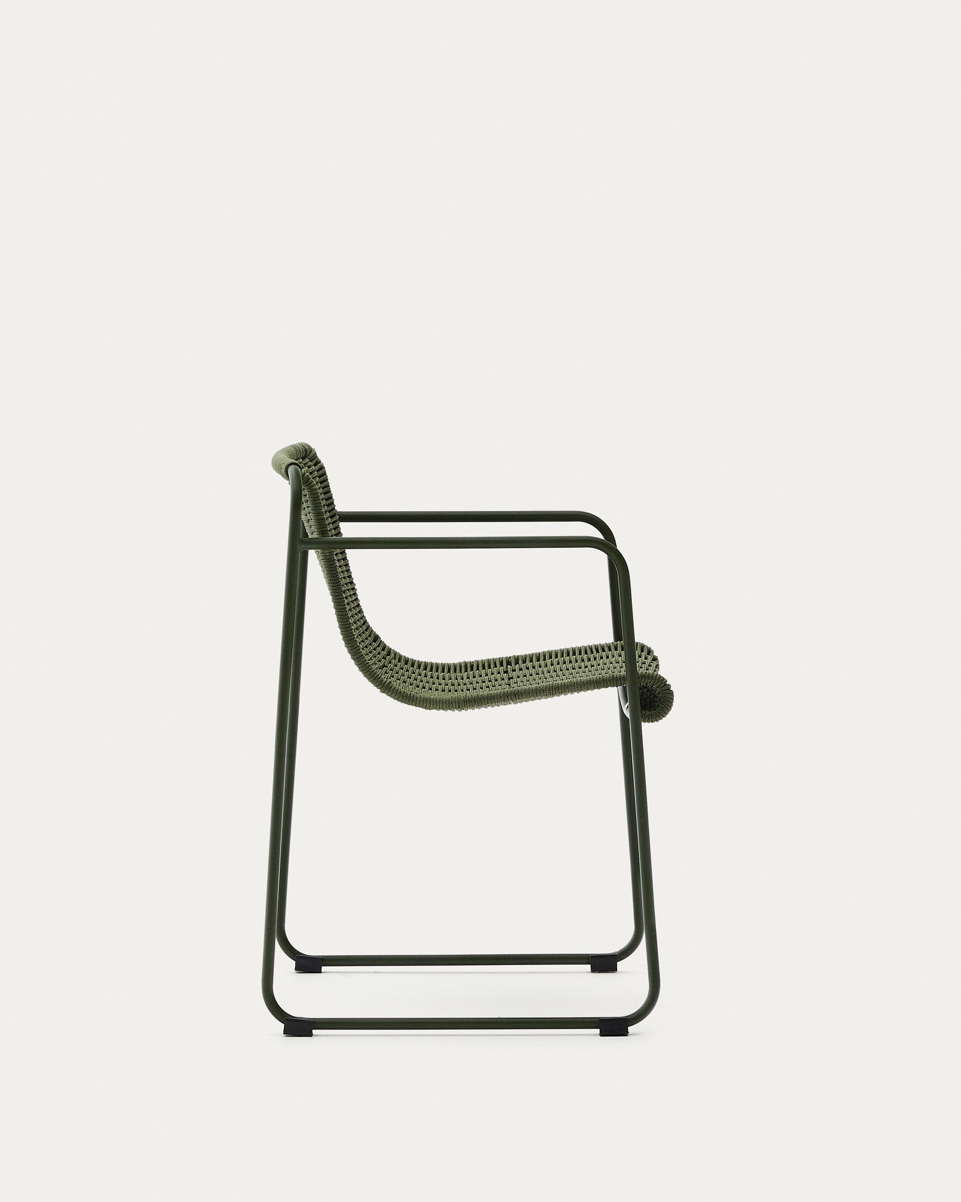 Moderner Stuhl Maurina aus grünem Stahl und Seil, ideal für stilvolle Innen- und Aussenbereiche, von Kave Home.