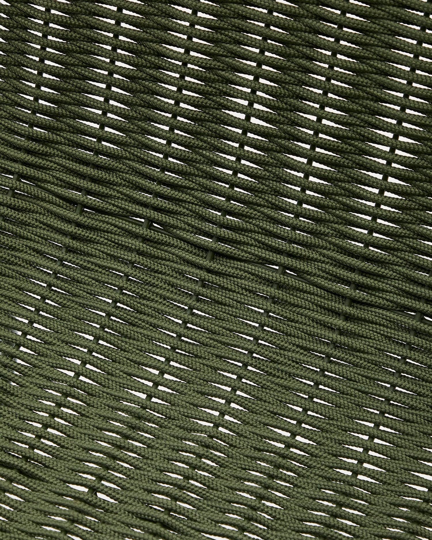 Der stilvolle Stuhl Maurina kombiniert robusten Stahl mit grünem Seil und bringt Komfort sowie mediterranes Flair in Ihren Garten.