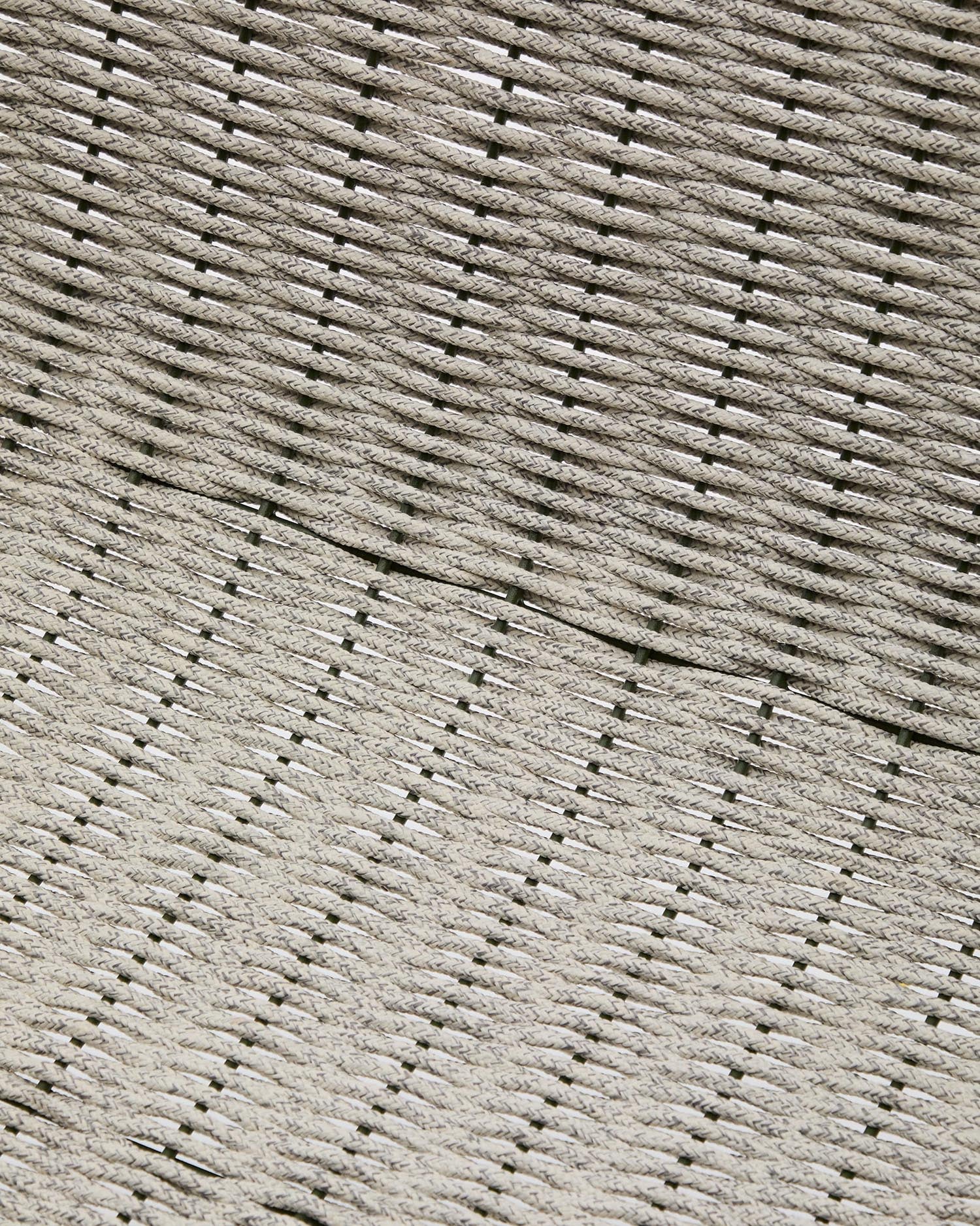 Moderner Sessel aus grün verzinktem Stahl, kombiniert mit robustem écrufarbenem und grauem Seil – ideal für stilvolle Outdoor-Oasen.