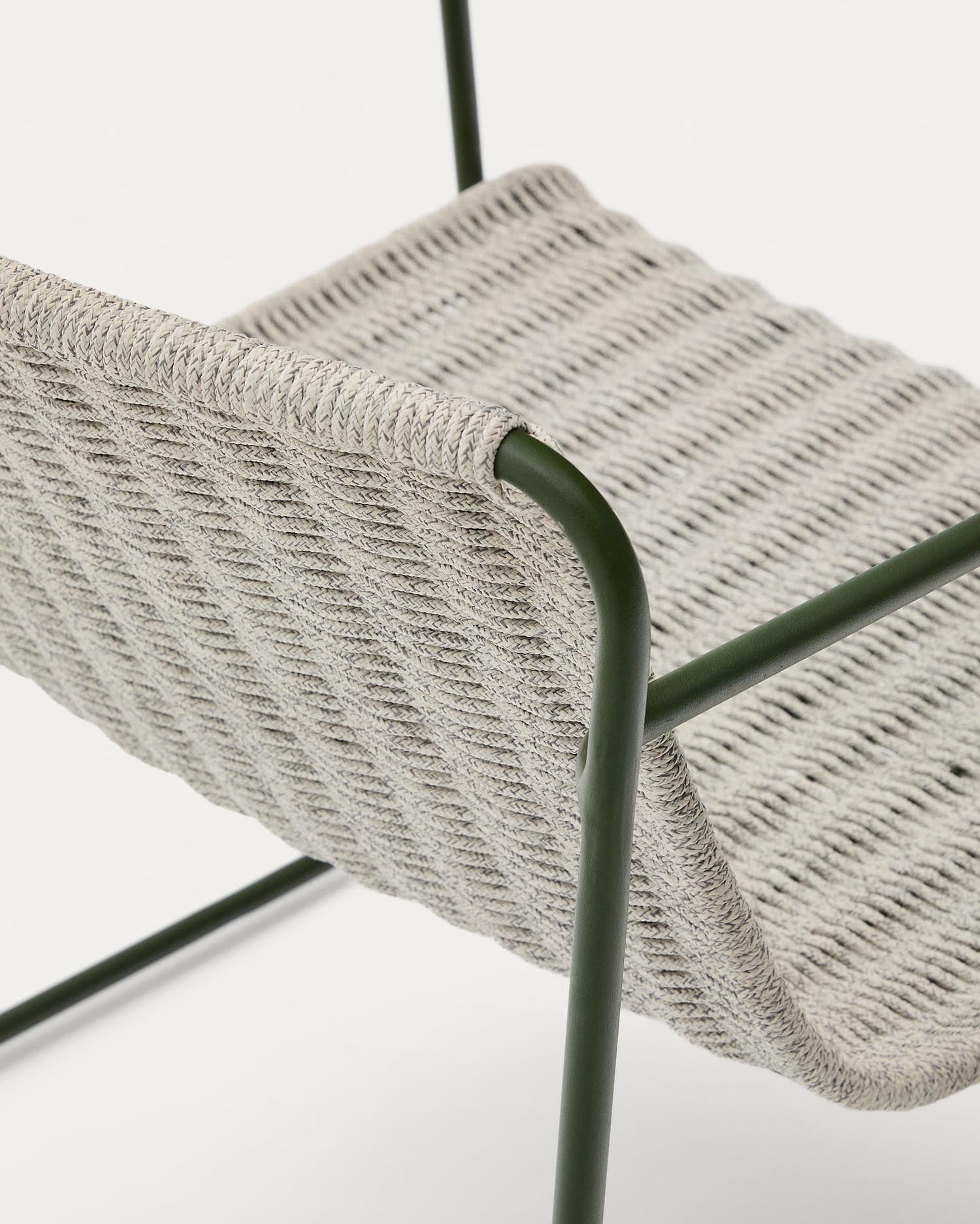 Eleganter Sessel aus grünem Stahl mit strapazierfähigem Seil in écrufarben und grau – perfekt für entspannte Stunden im Freien.