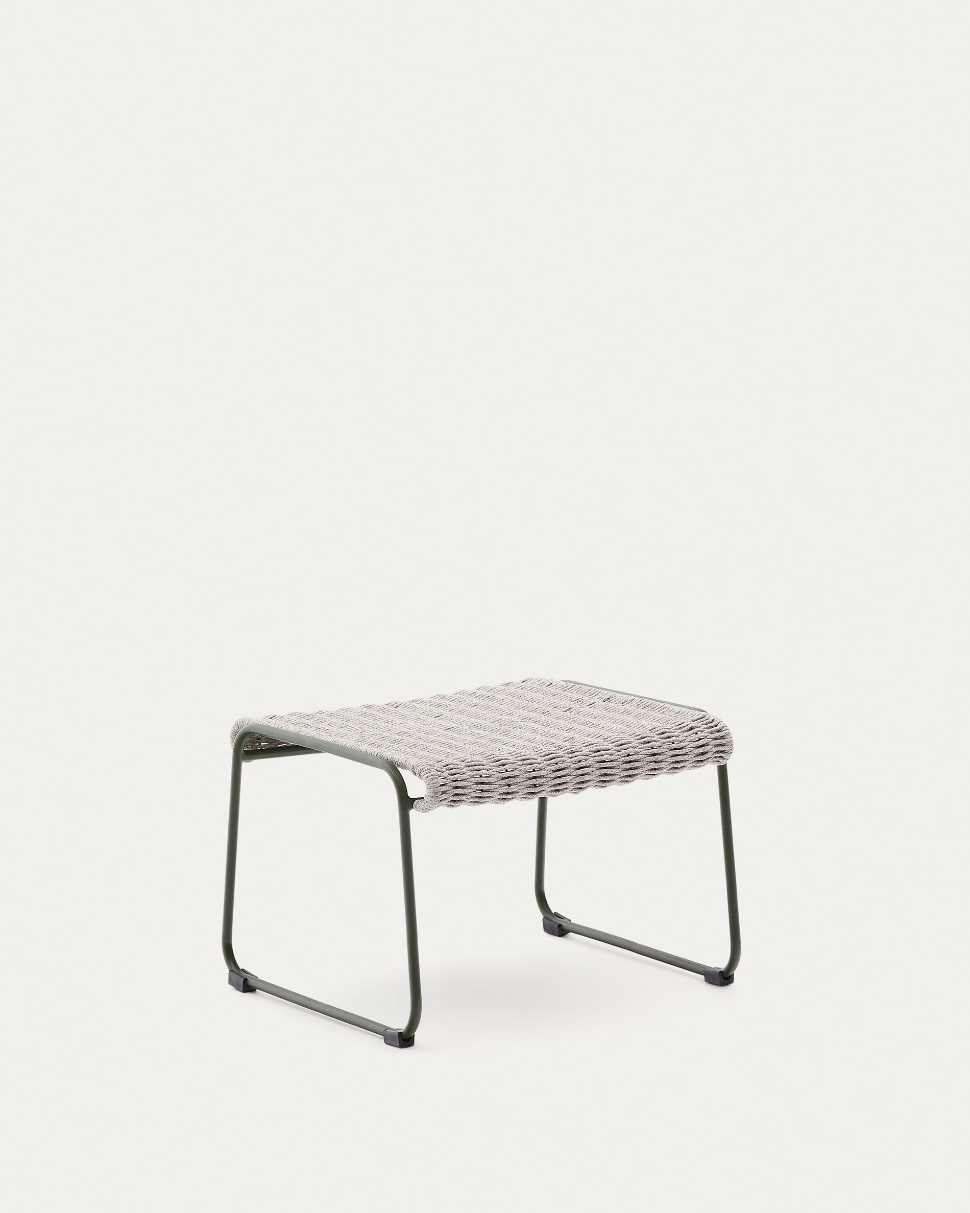 Stilvolle Fussablage Maurina: grüner Stahl, écru-graues Seil, wetterfest, UV-beständig, vielseitig für drinnen & draussen.