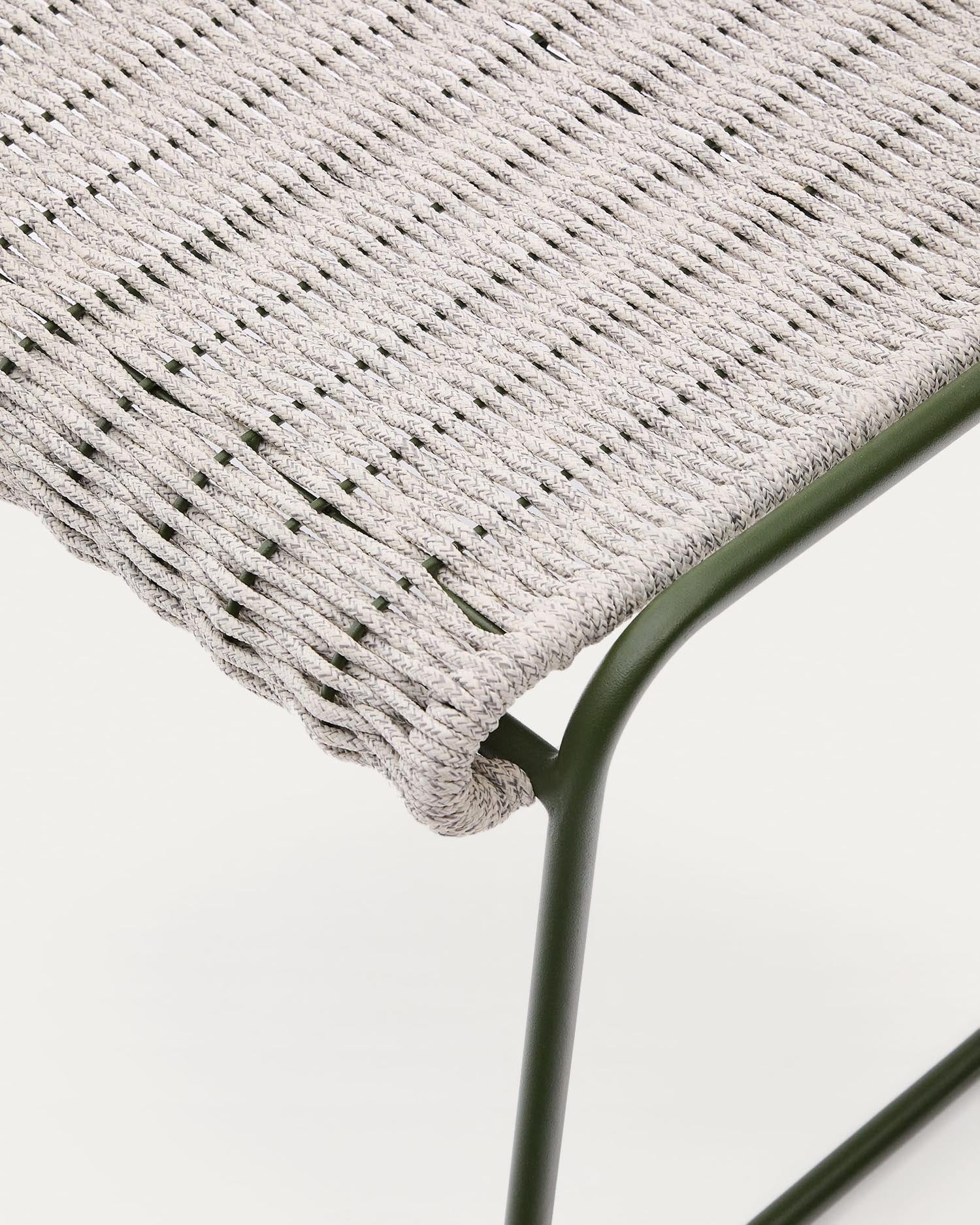 Entdecken Sie die stilvolle Fussablage Maurina aus grün verzinktem Stahl mit elegantem écrufarbenem und grauem Seil – ideal für drinnen und draußen!