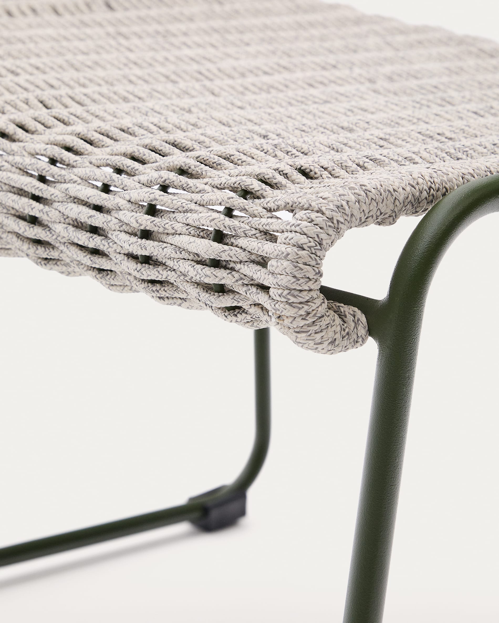 Die Fussablage Maurina aus grün verzinktem Stahl kombiniert elegantes Seil-Design mit Wetterfestigkeit und ist ideal für stilvolle Innen- und Außenbereiche.