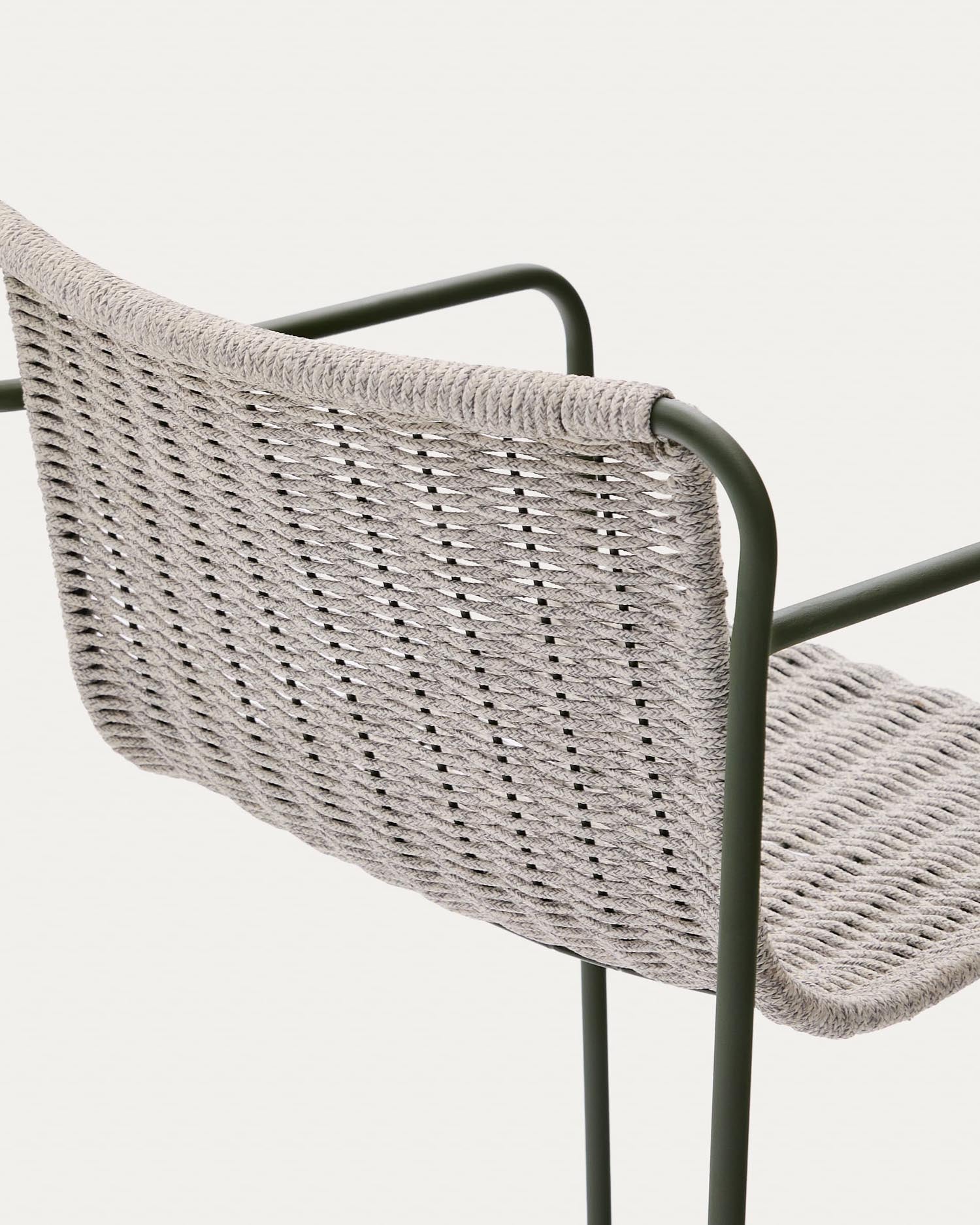 Eleganter Hocker Maurina aus grün verzinktem Stahl mit wetterfestem Seil in écrufarben und grau, perfekt für jeden Außenbereich.