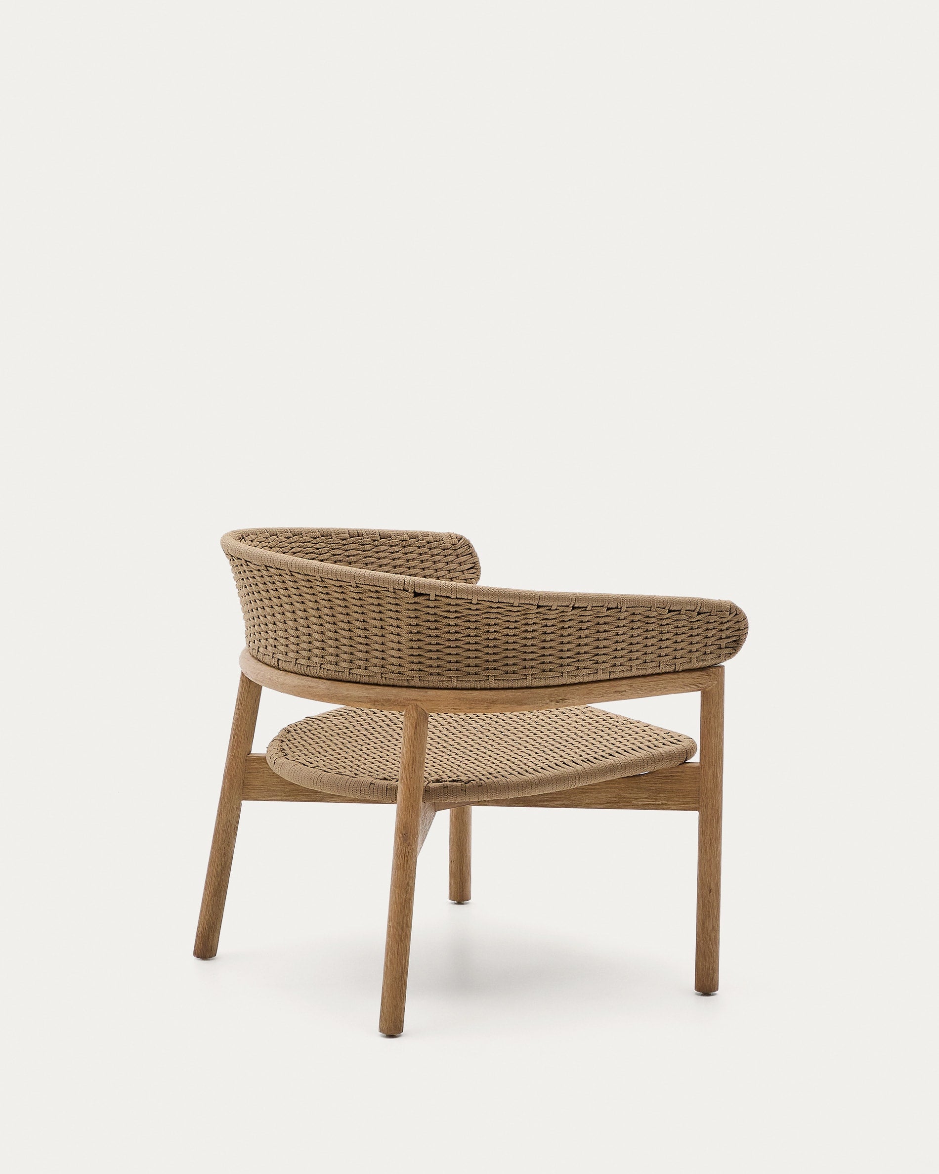 Elegantes Sofa aus Akazienholz mit beigem Seilgeflecht, ideal für drinnen und draussen, vereint Stil und Komfort.