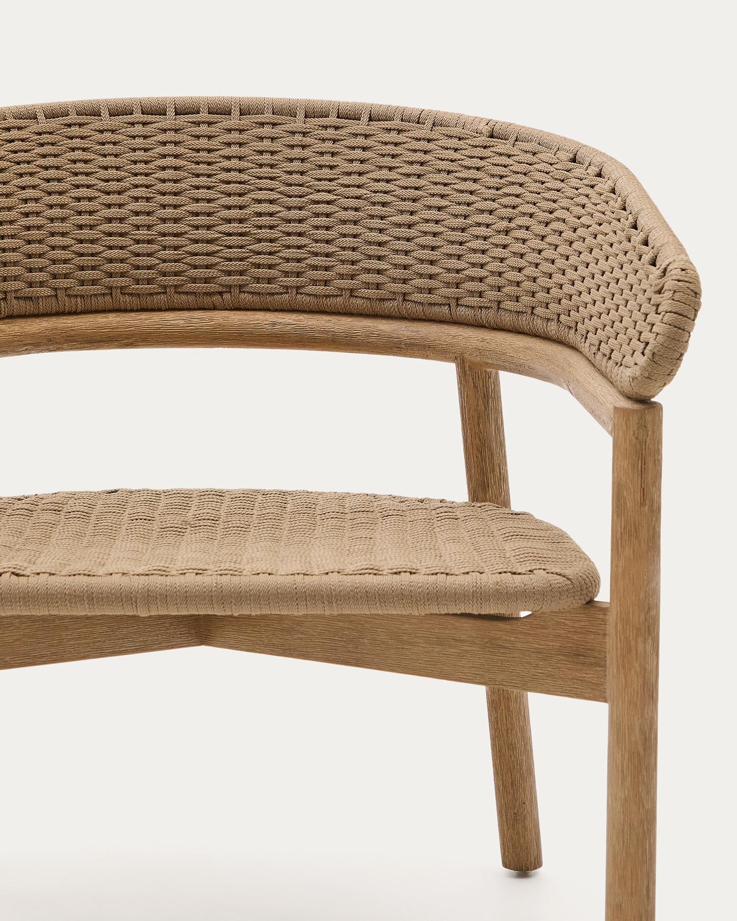 Der Sessel Arinella aus massivem Akazienholz vereint robustes Design mit elegantem beigem Seil, ideal für stilvolle Entspannung im Freien.