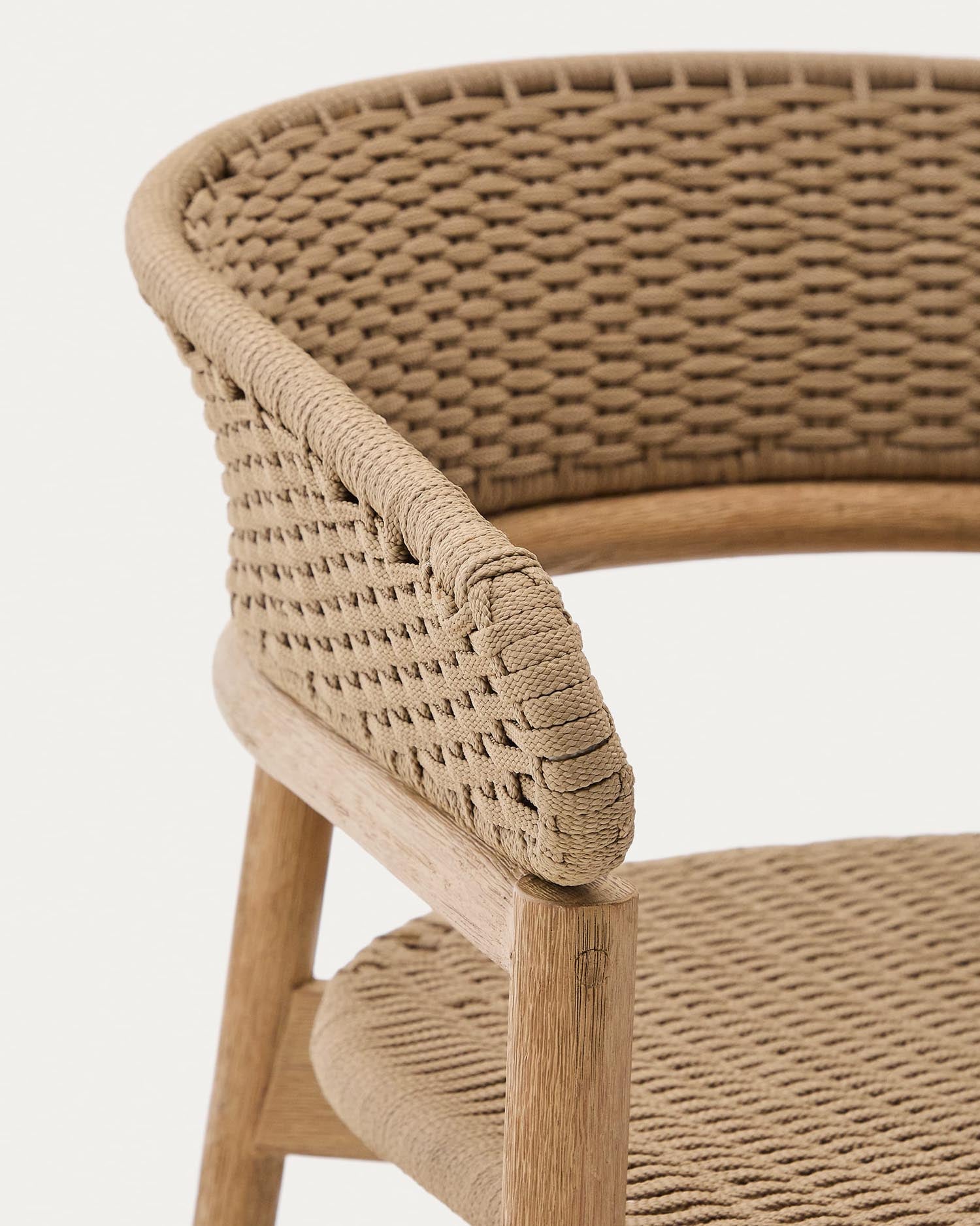 Der Sessel Arinella aus robustem Akazienholz vereint stilvolles Design mit hohem Sitzkomfort, ideal für Garten und Terrasse.