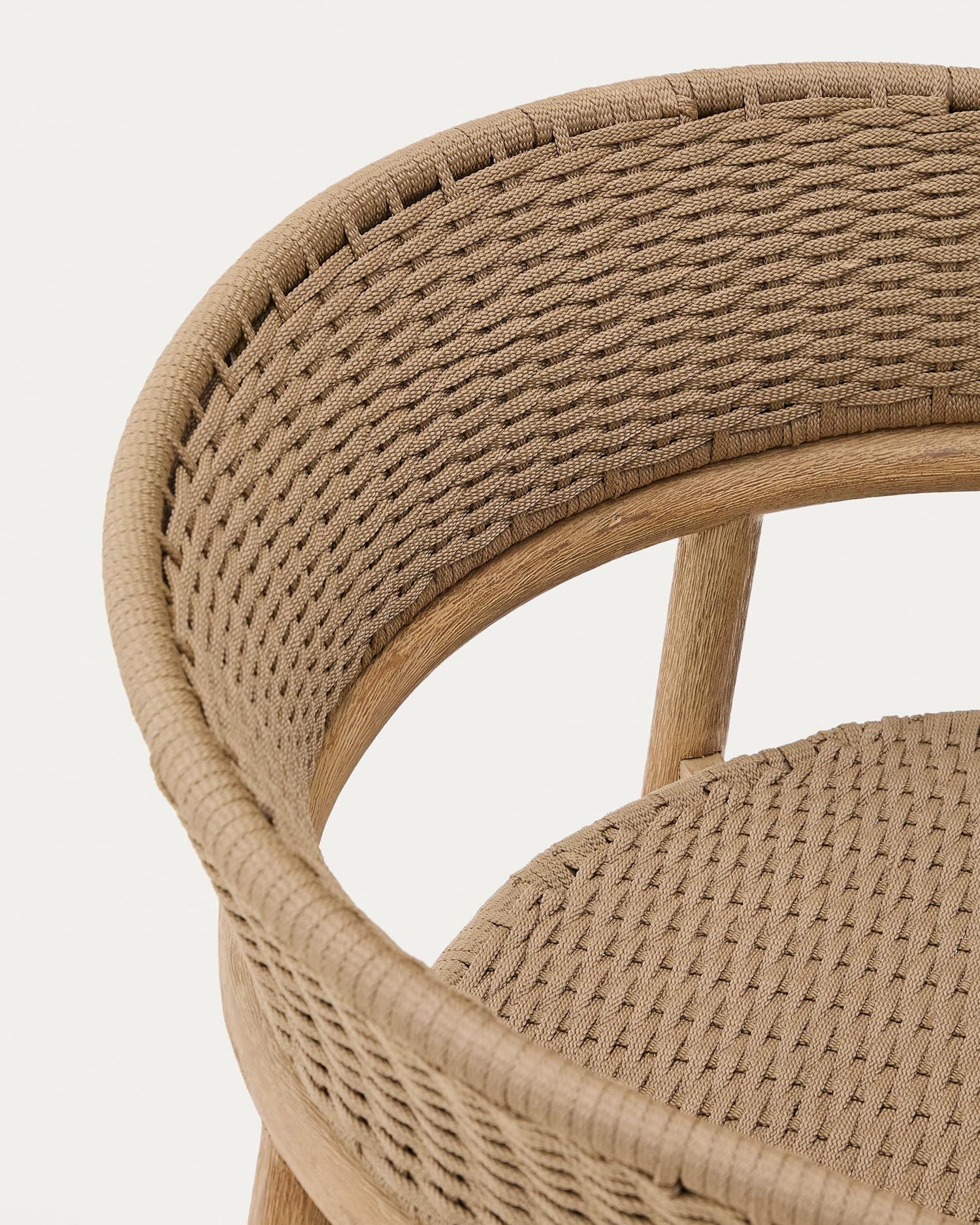 Der Sessel Arinella aus massivem Akazienholz bietet eleganten Komfort und ist perfekt für stilvolle Outdoor-Bereiche. Entdecken Sie zeitlose Schönheit!