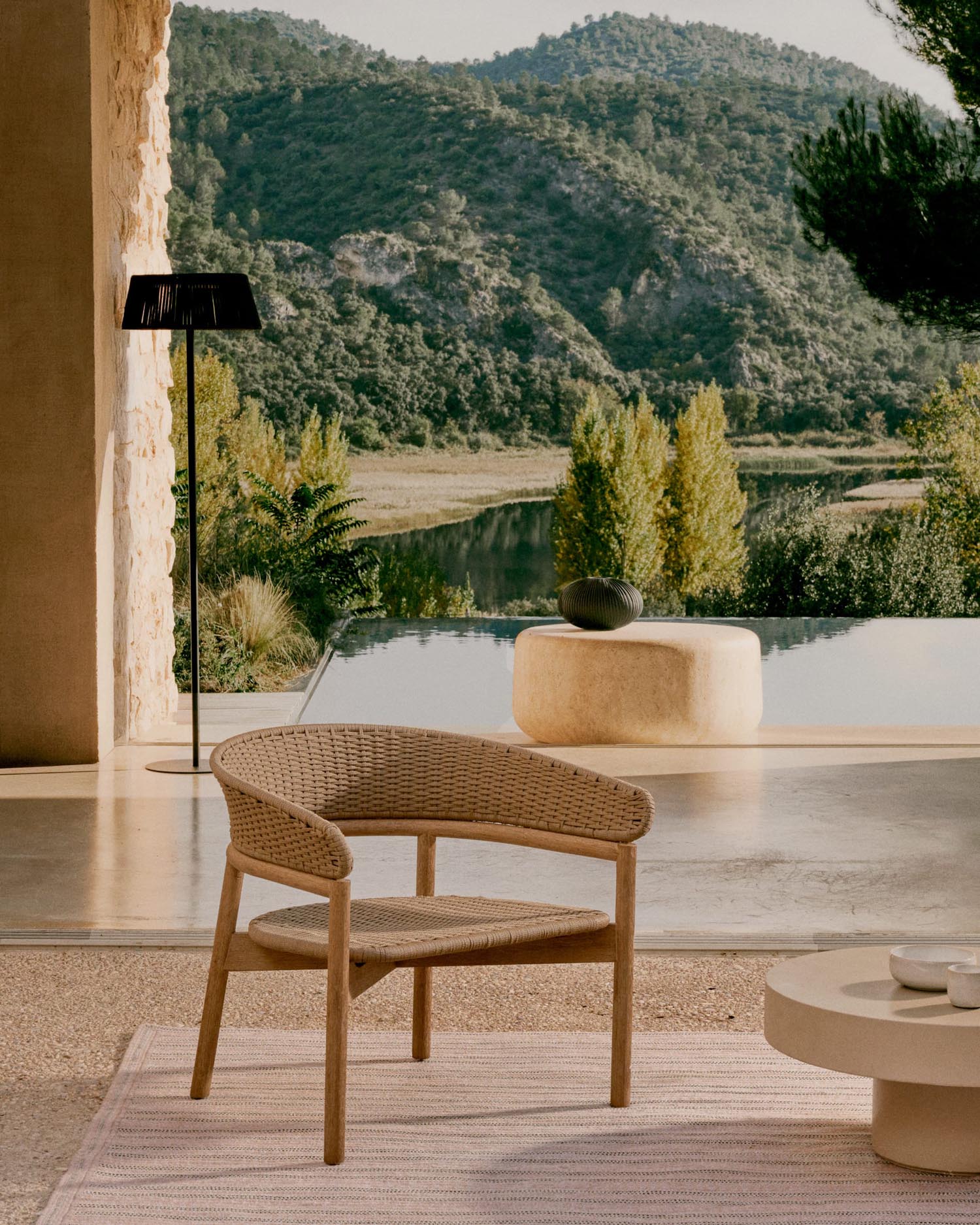 Das Arinella Sofa aus Akazienholz mit natürlichem Finish und beigem Seil vereint modernes Design mit hochwertigem Komfort.