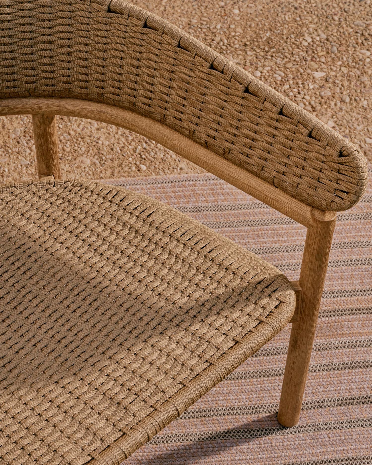 Elegantes Sofa aus Akazienholz mit beigem Seilgeflecht, ideal für drinnen und draussen, vereint Stil und Komfort.