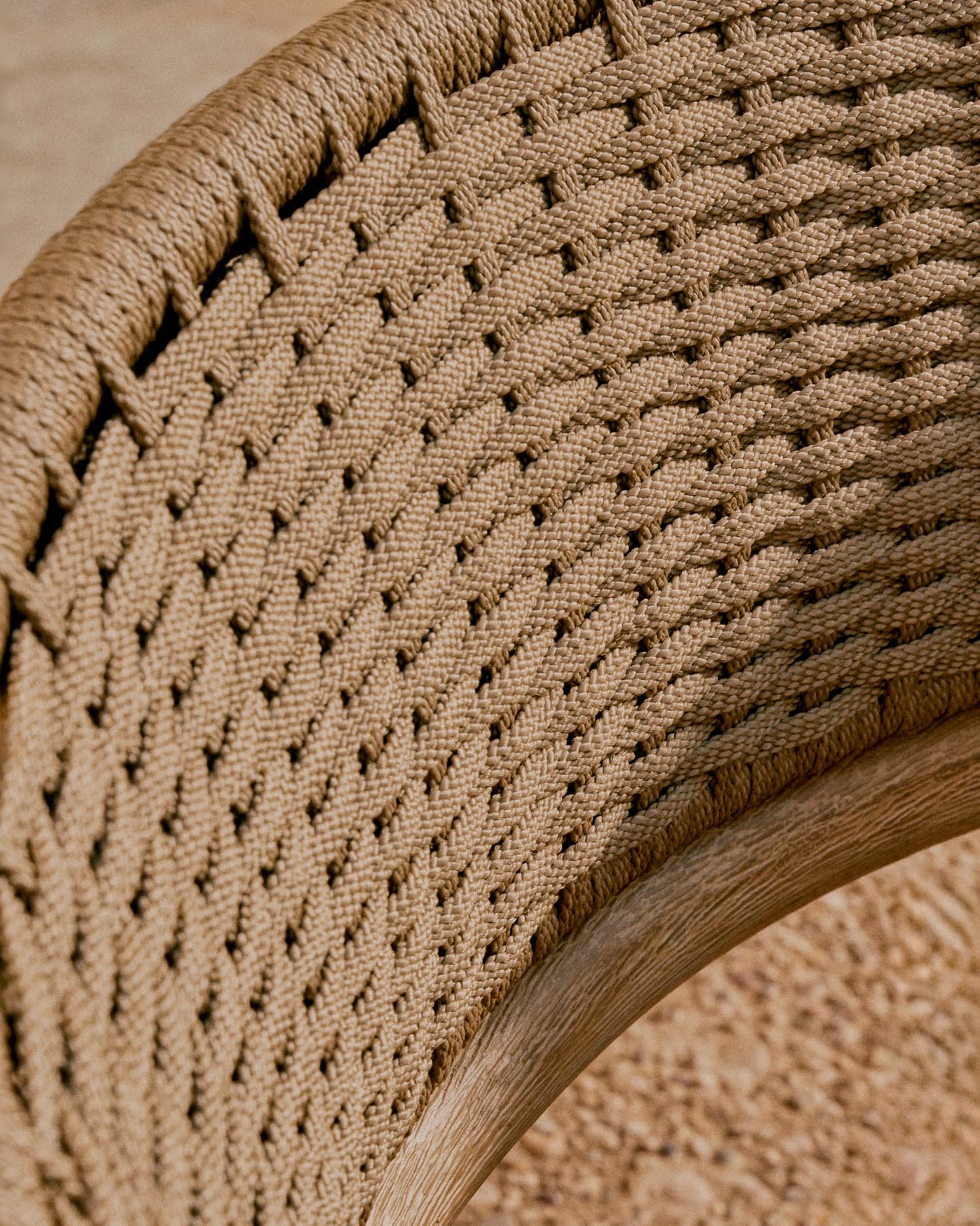 Sofa Arinella aus Akazienholz mit natürlichem Finish und beigem Seil, stilvoll und langlebig, von Kave Home.