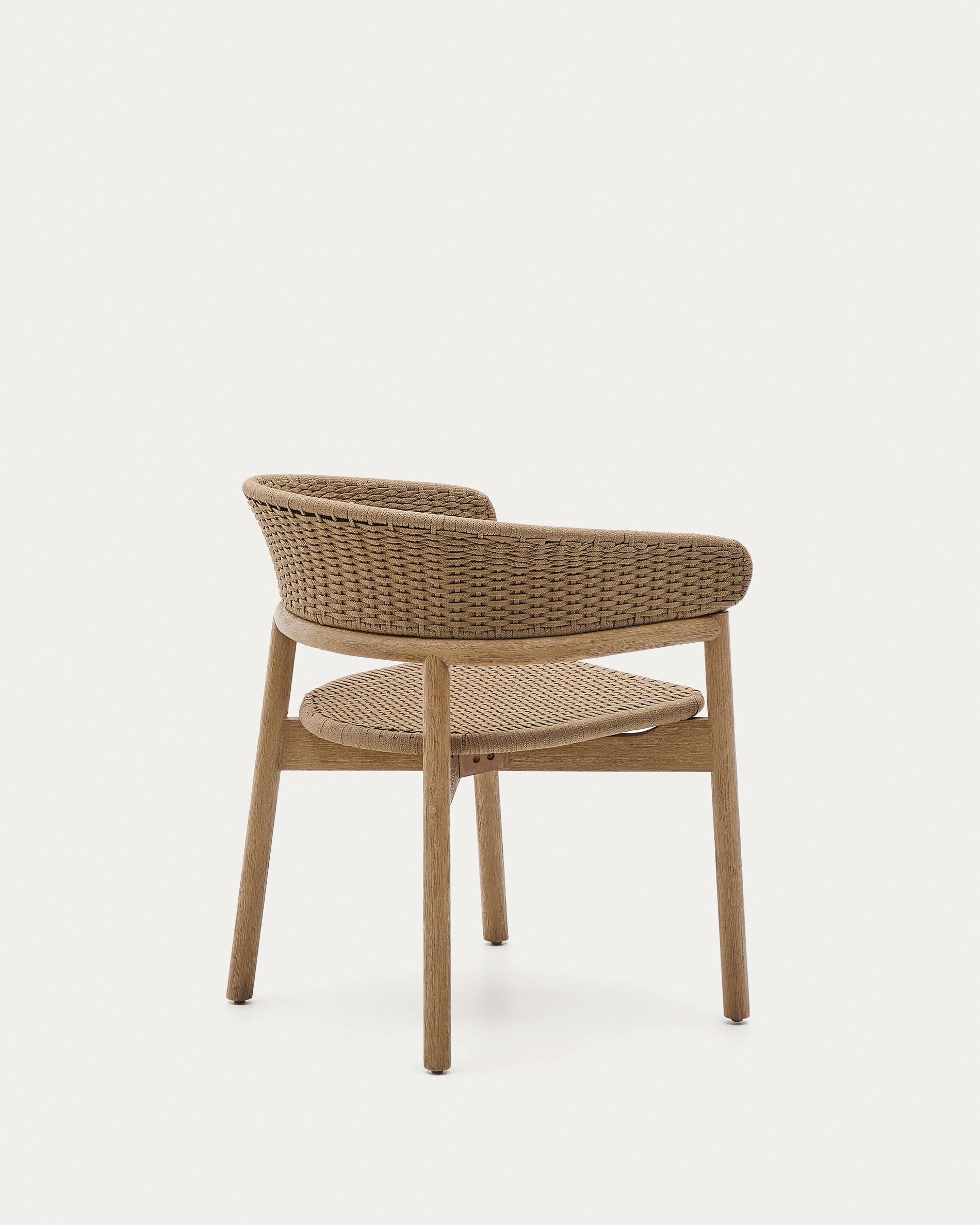 Stuhl Arinella aus Akazienholz mit natürlichem Finish und beigem Seil, robust und stilvoll, ideal für moderne Wohnräume.