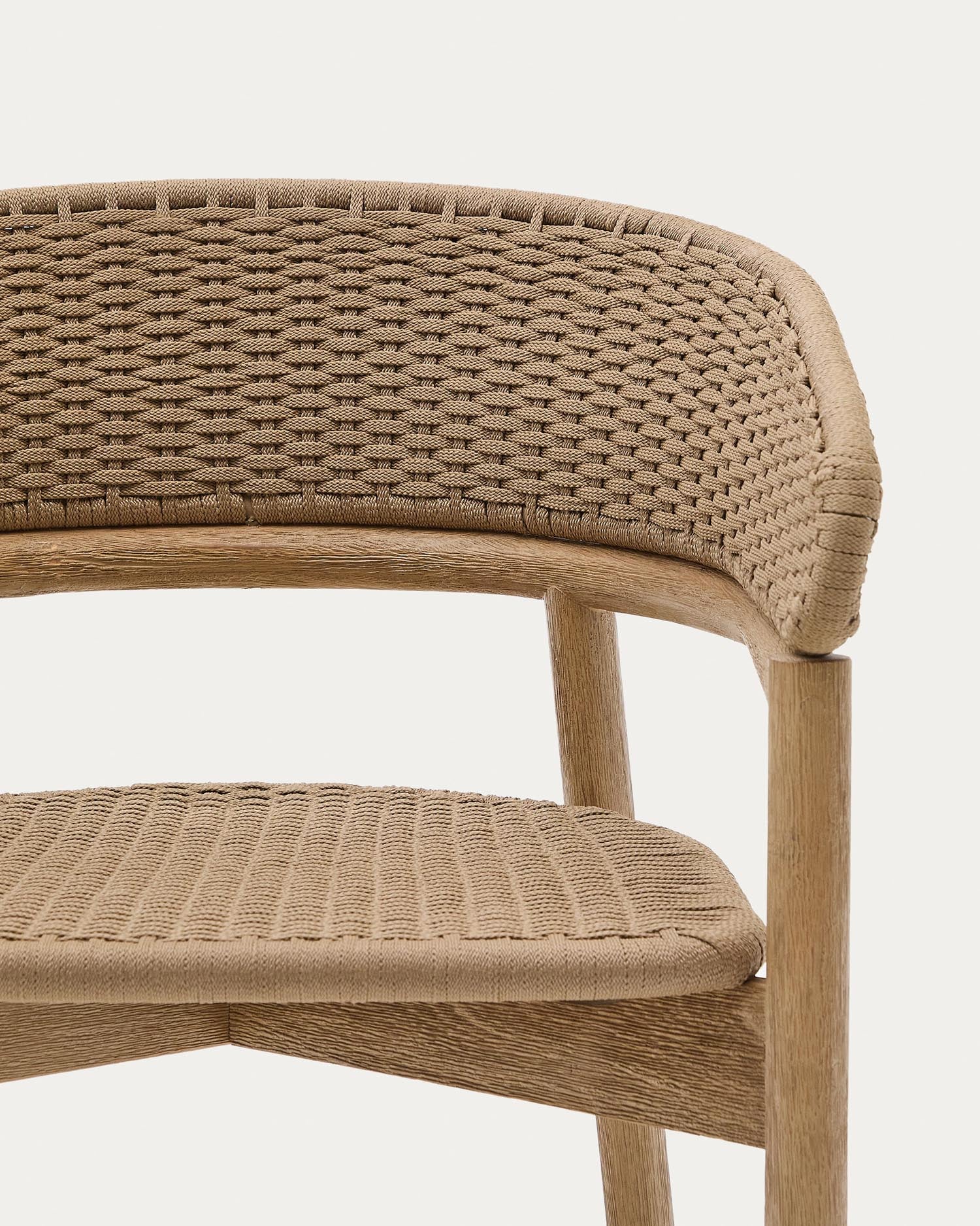 Entdecken Sie den Stuhl Arinella aus massivem Akazienholz mit natürlichem Finish und beigem Seil – robust, elegant und perfekt für Ihren Außenbereich.