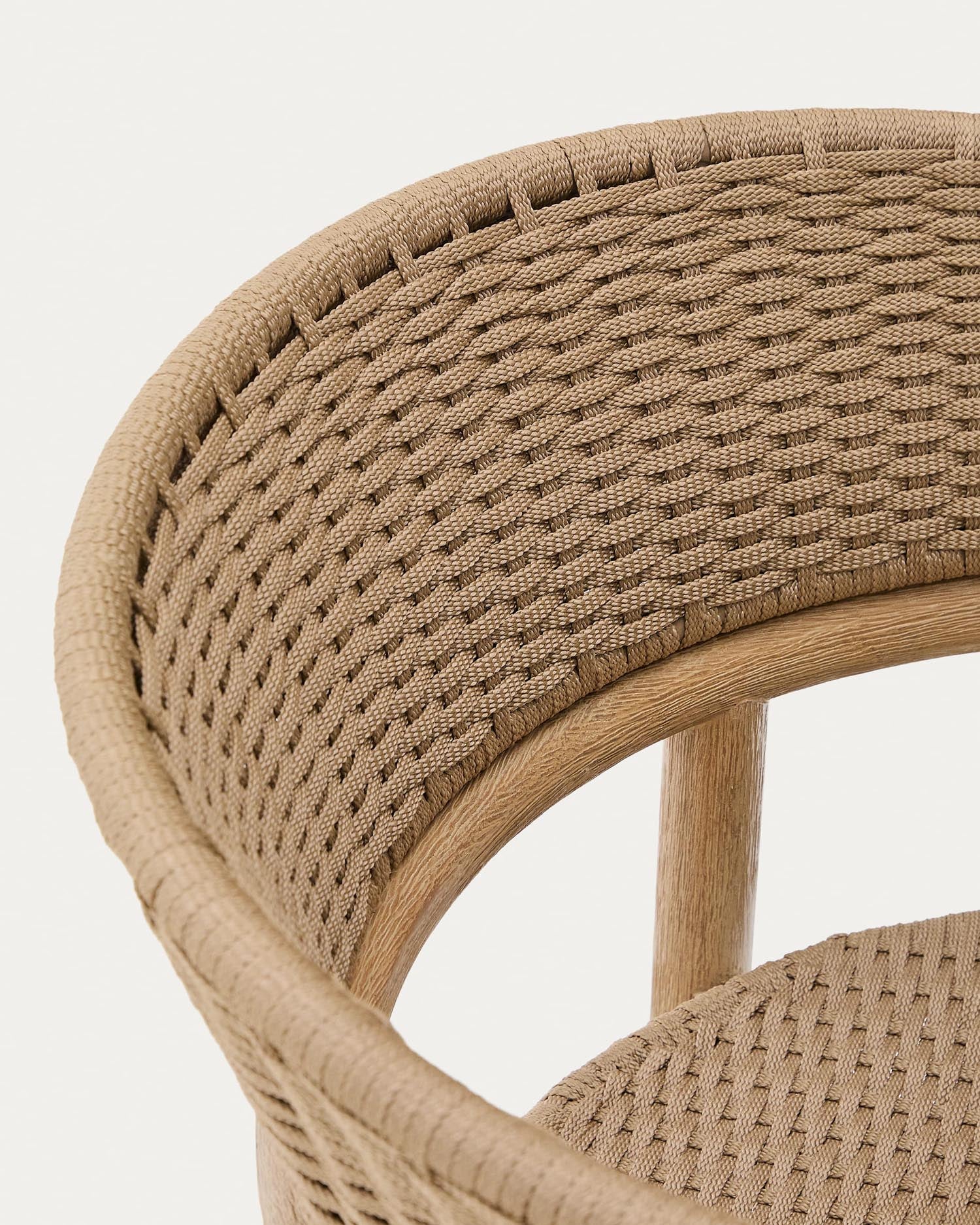 Entdecken Sie den Stuhl Arinella: Robustes Akazienholz, UV-beständige Seile und elegantes Design für Ihren Garten oder Balkon.