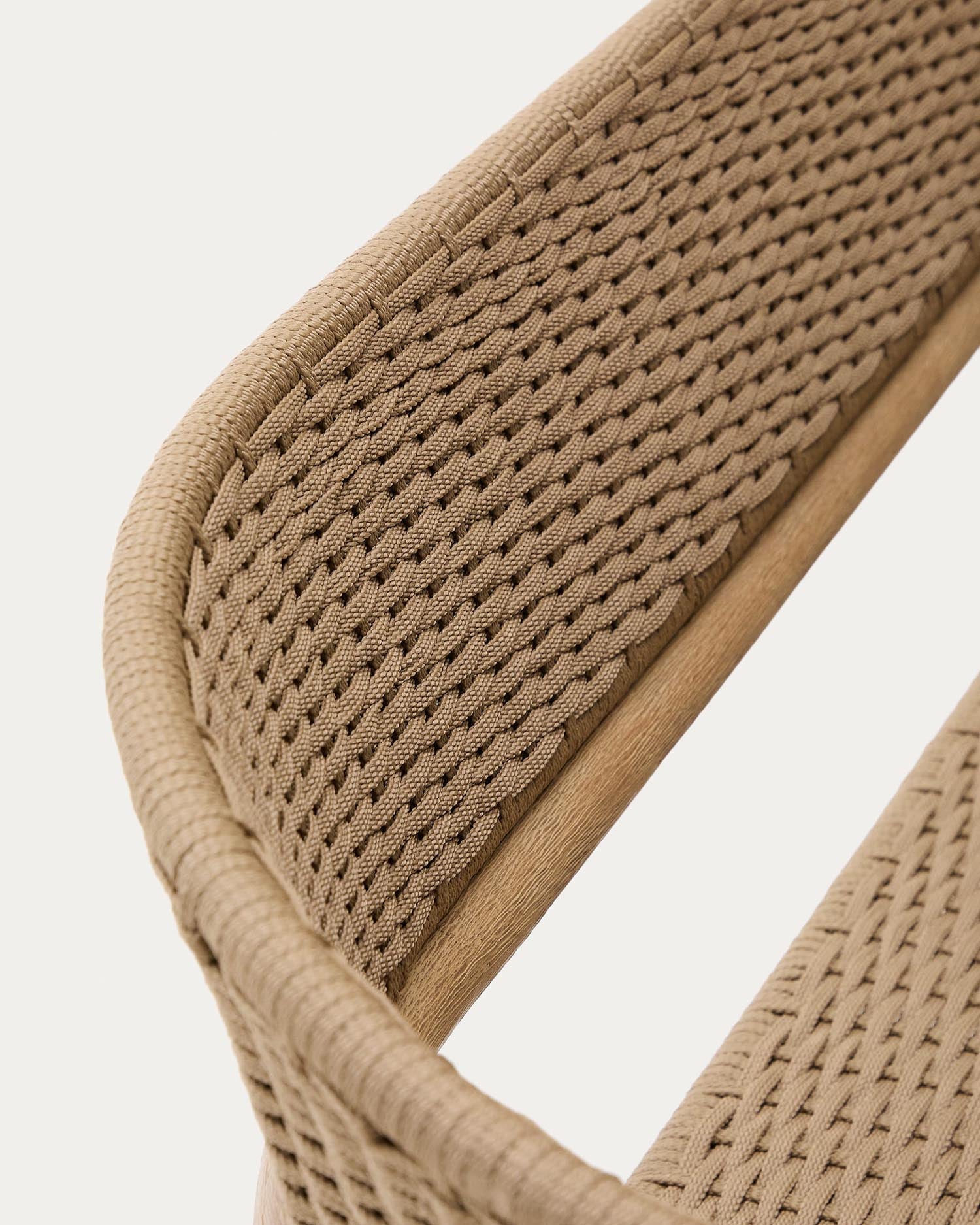 Entspannen Sie stilvoll auf dem 3-Sitzer-Sofa Arinella aus robustem Akazienholz mit natürlichem Finish und beigen, pflegeleichten Kissen.