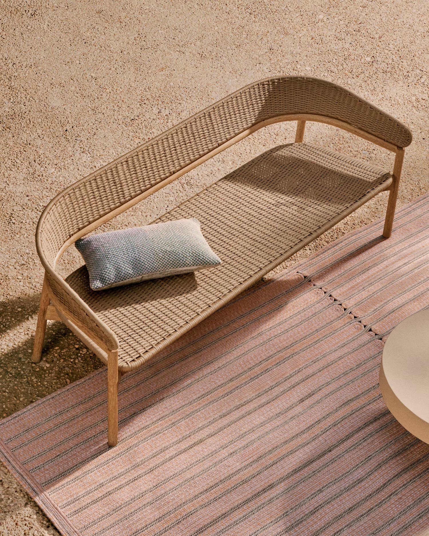 Elegantes 3-Sitzer-Sofa Arinella aus Akazienholz mit natürlichem Finish und beigen Polstern, ideal für stilvolle Wohnräume.