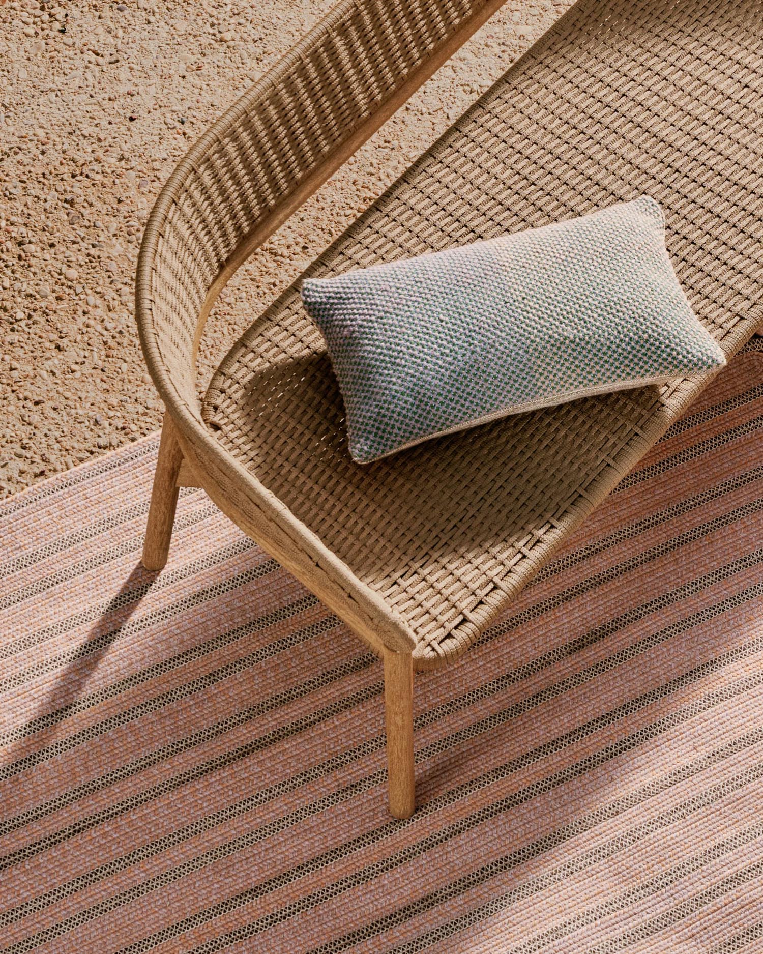 3-Sitzer-Sofa Arinella aus Akazienholz mit natürlichem Finish und beigen Kissen, perfekt für moderne Wohnräume.