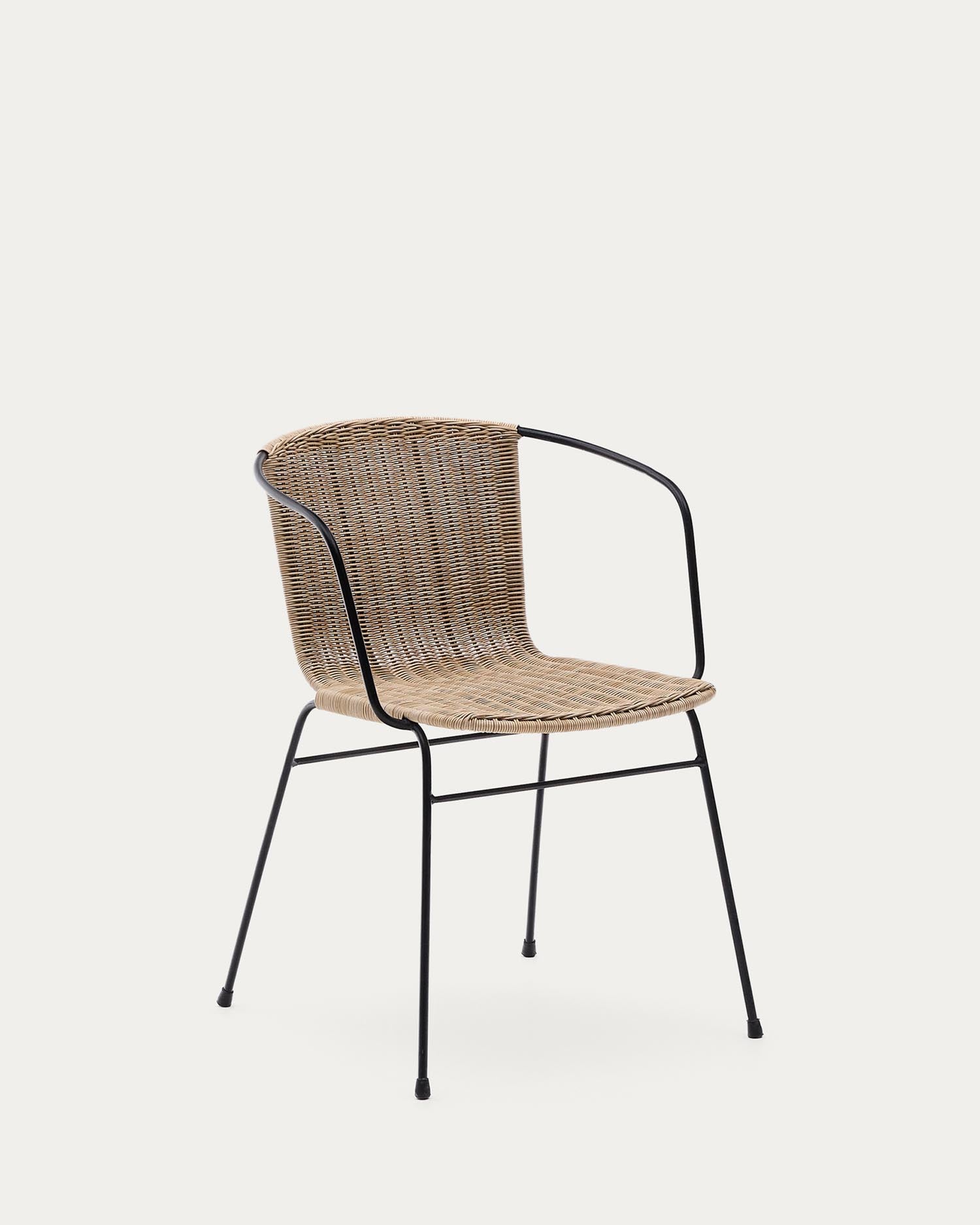 Stapelbarer Stuhl Eltiera aus synthetischem Rattan mit Struktur und Armlehnen aus schwarzem Stahl in präsentiert im Onlineshop von KAQTU Design AG. Gartenstuhl ist von Kave Home