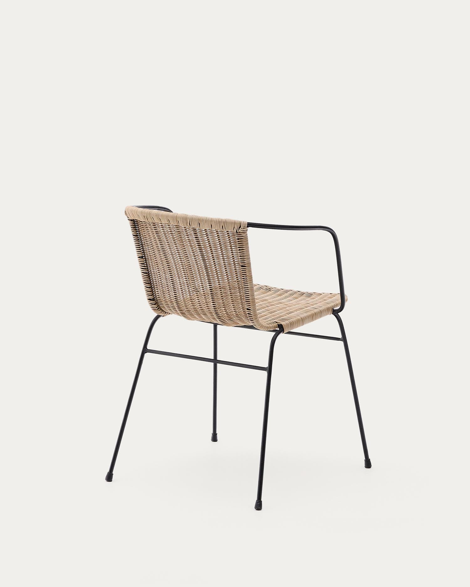Eleganter stapelbarer Stuhl Eltiera aus synthetischem Rattan, ausgestattet mit stabilen Armlehnen aus schwarzem Stahl, ideal für den Außenbereich.