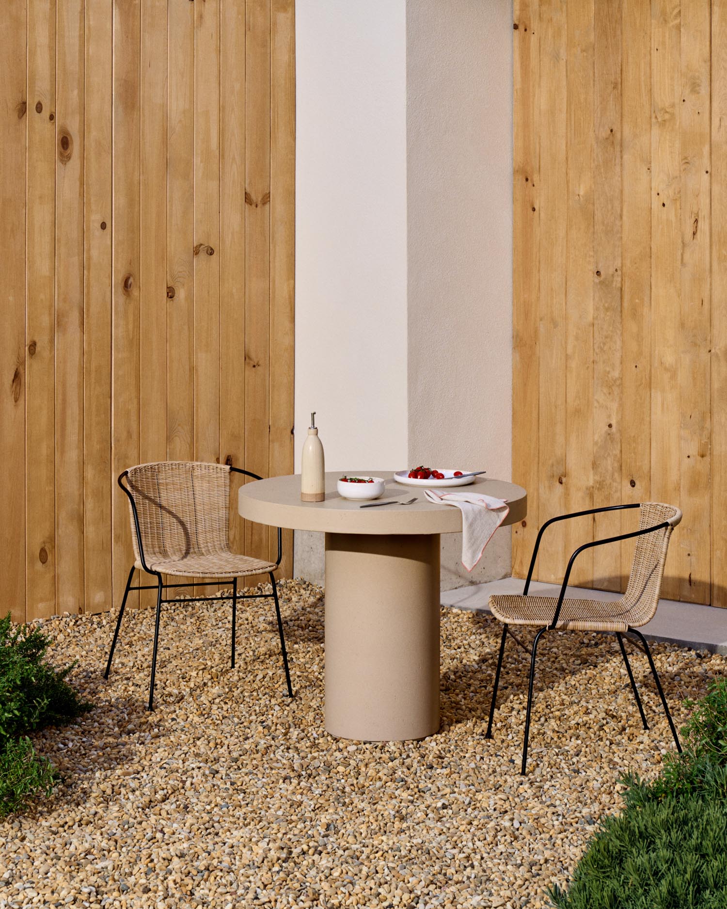 Entdecken Sie den eleganten Eltiera Stuhl aus synthetischem Rattan und schwarzem Stahl. Ideal für Garten und Innenräume, stapelbar und pflegeleicht.