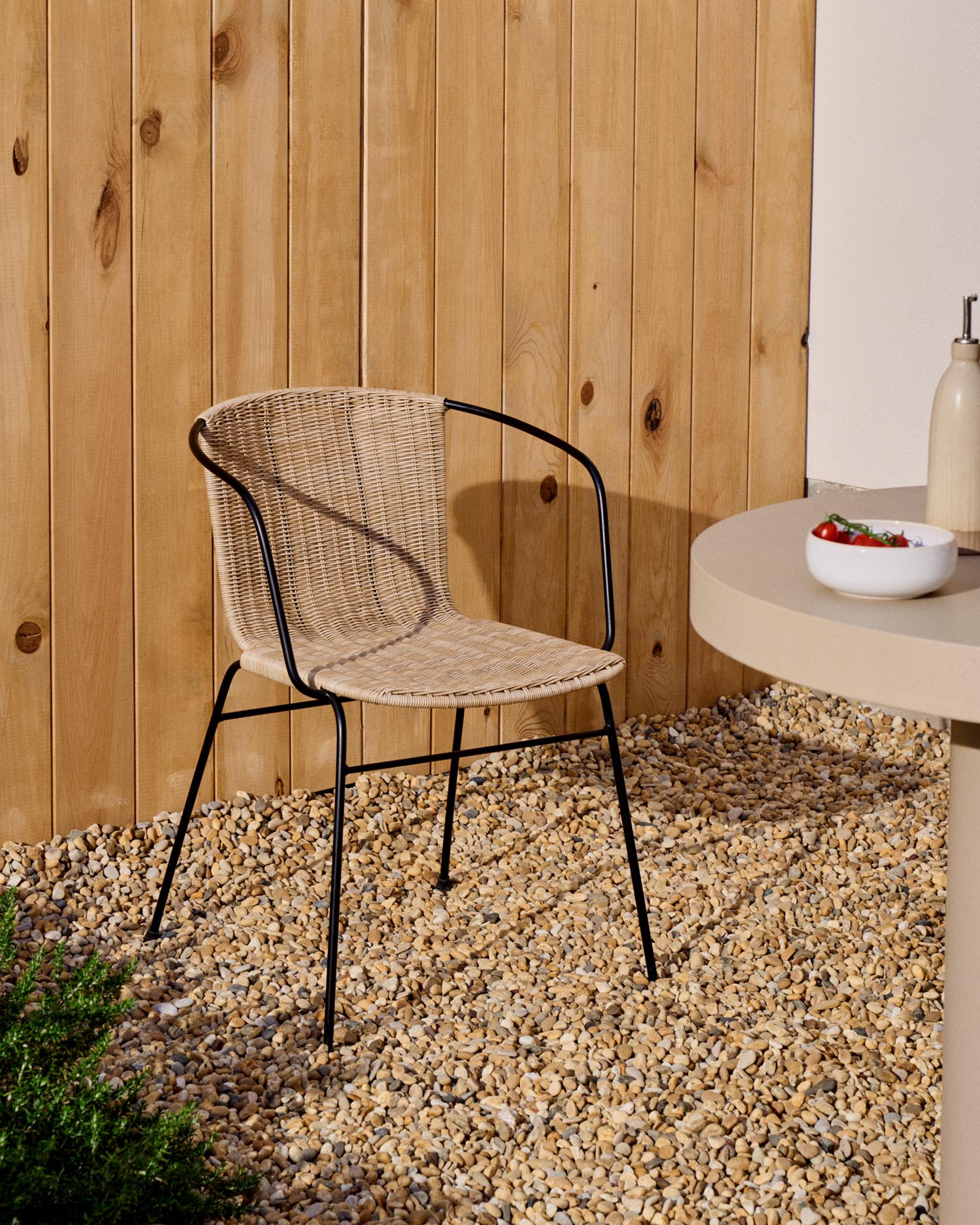 Erleben Sie den stilvollen Eltiera Stuhl aus robustem synthetischem Rattan und schwarzem Stahl. Perfekt für drinnen und draußen, stapelbar und pflegeleicht.
