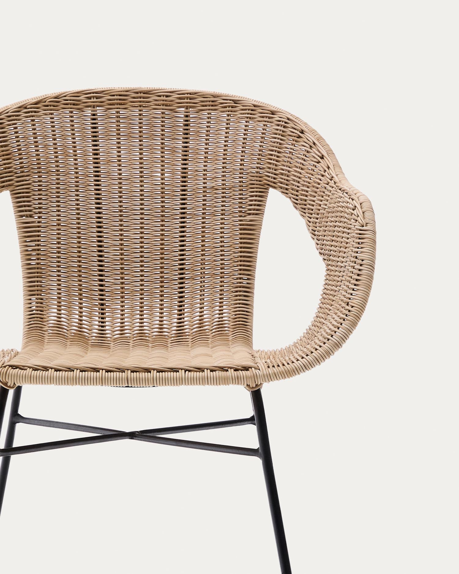 Entdecken Sie den Eltiera Stuhl von Kave Home: elegantes Design aus synthetischem Rattan und robustem Stahl, ideal für Garten und Innenräume.