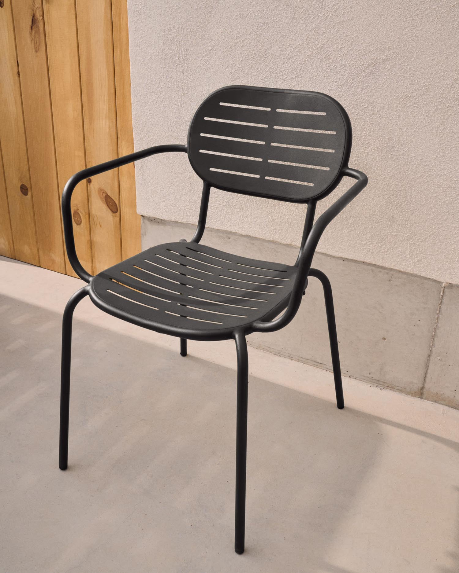 Stapelbarer Outdoor-Stuhl Brai aus langlebigem, dunkelgrauem, verzinktem Stahl mit Armlehnen, perfekt für Garten und Terrasse.