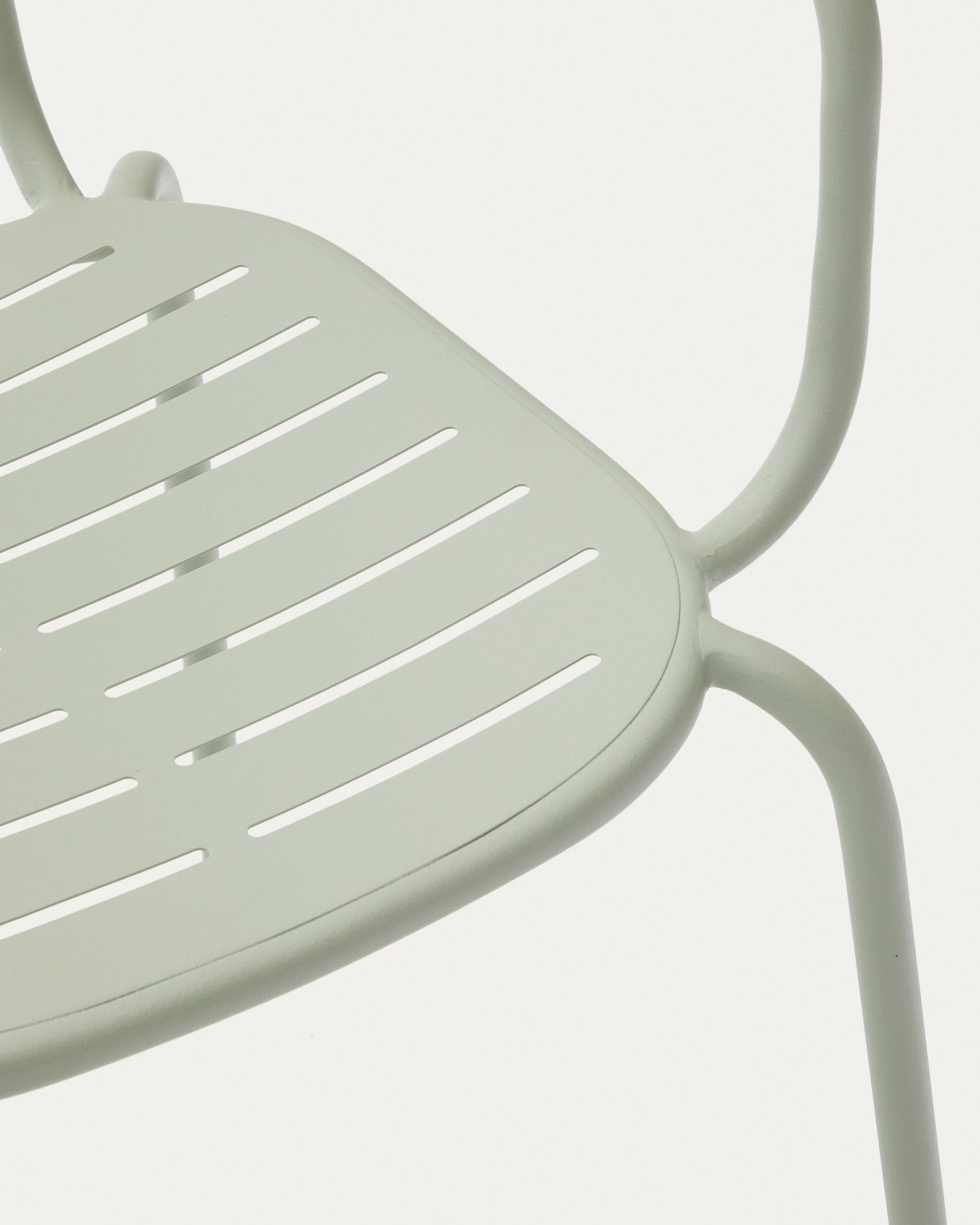 Entdecken Sie den eleganten Brai Outdoor-Stuhl in frischem Türkis! Ergonomisch, robust und stapelbar – perfekt für Ihren Garten oder Balkon.