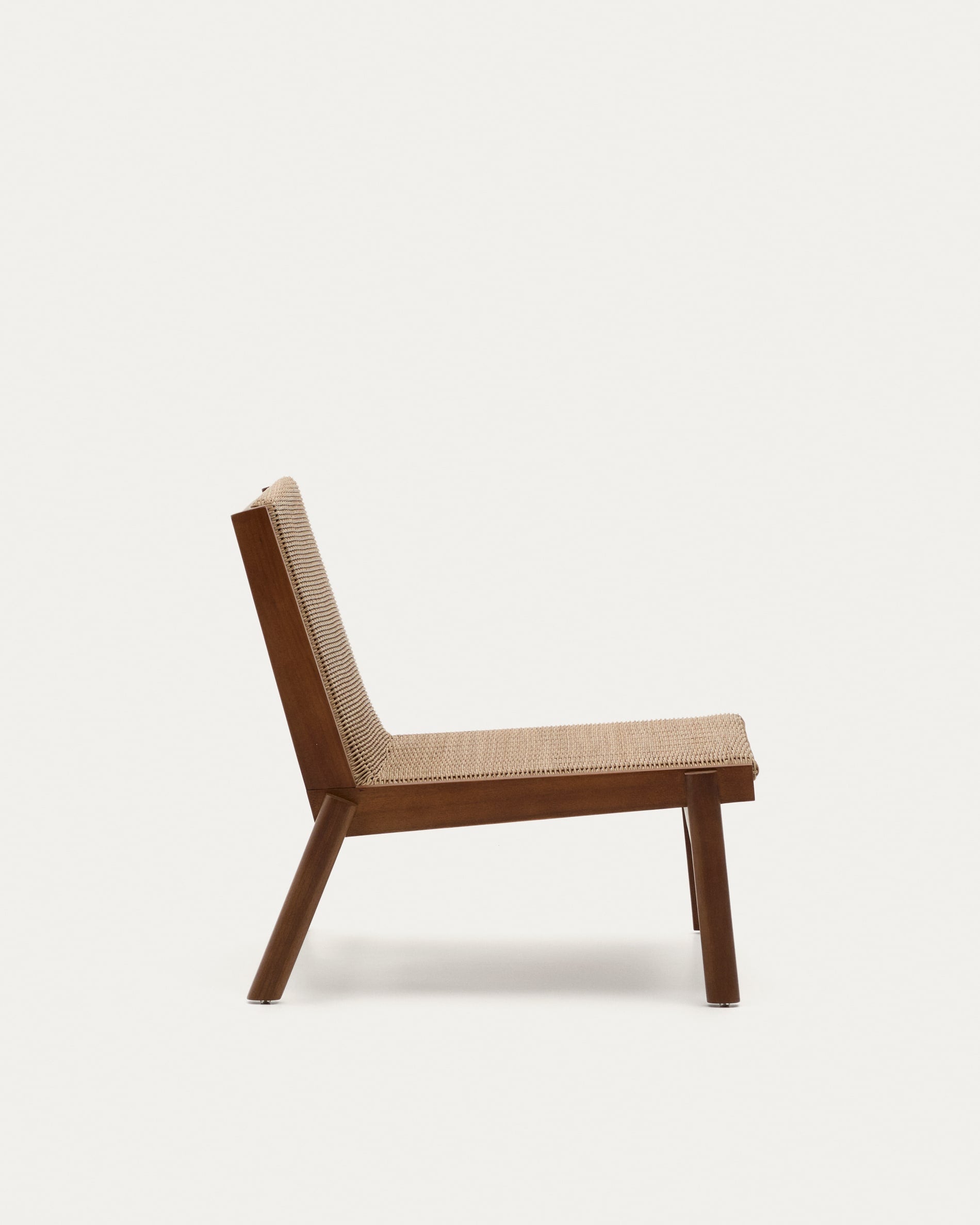 Elegantes Sofa Itani aus FSC-zertifiziertem Teakholz und synthetischem Rattan, ideal für stilvolles und nachhaltiges Wohnen.