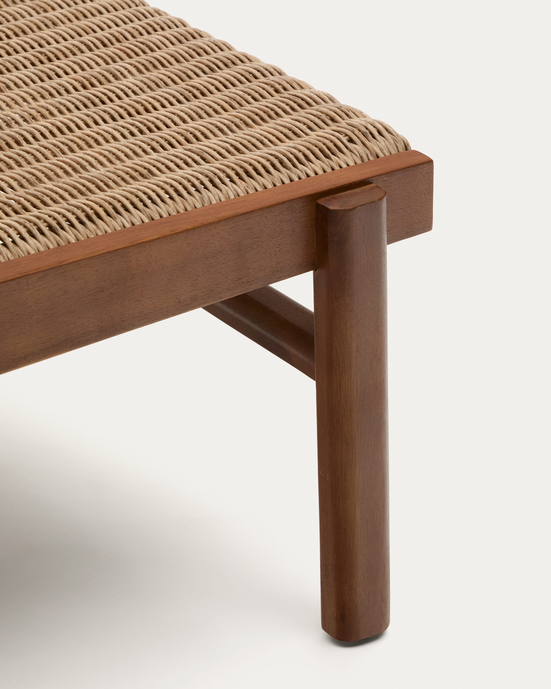 Der Sessel Itani vereint elegantes Design aus FSC-zertifiziertem Teakholz und pflegeleichtem Rattan für nachhaltigen Wohnkomfort.