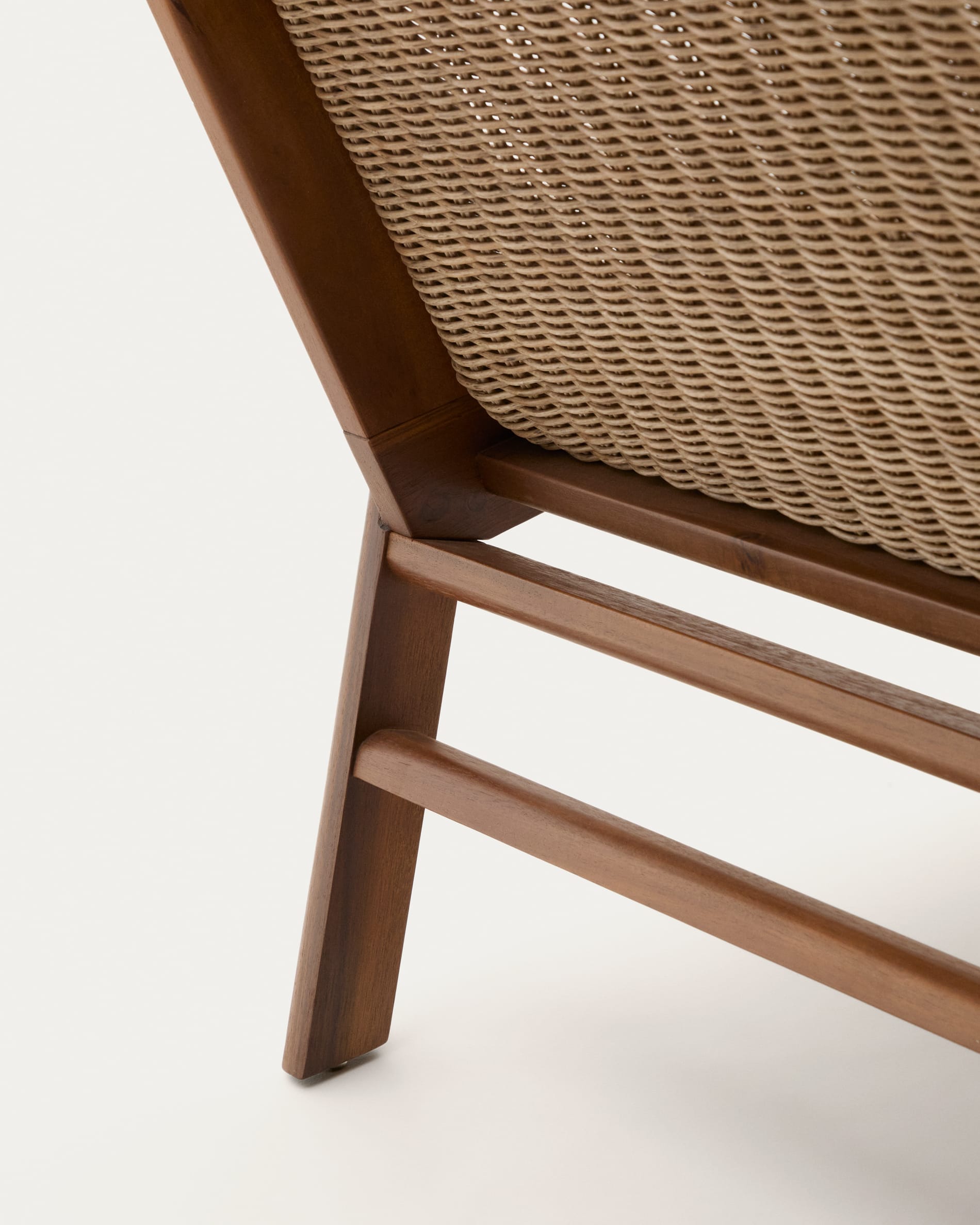 Der Sessel Itani aus massivem Teakholz und synthetischem Rattan vereint elegantes Design mit nachhaltiger Qualität für Ihr stilvolles Zuhause.