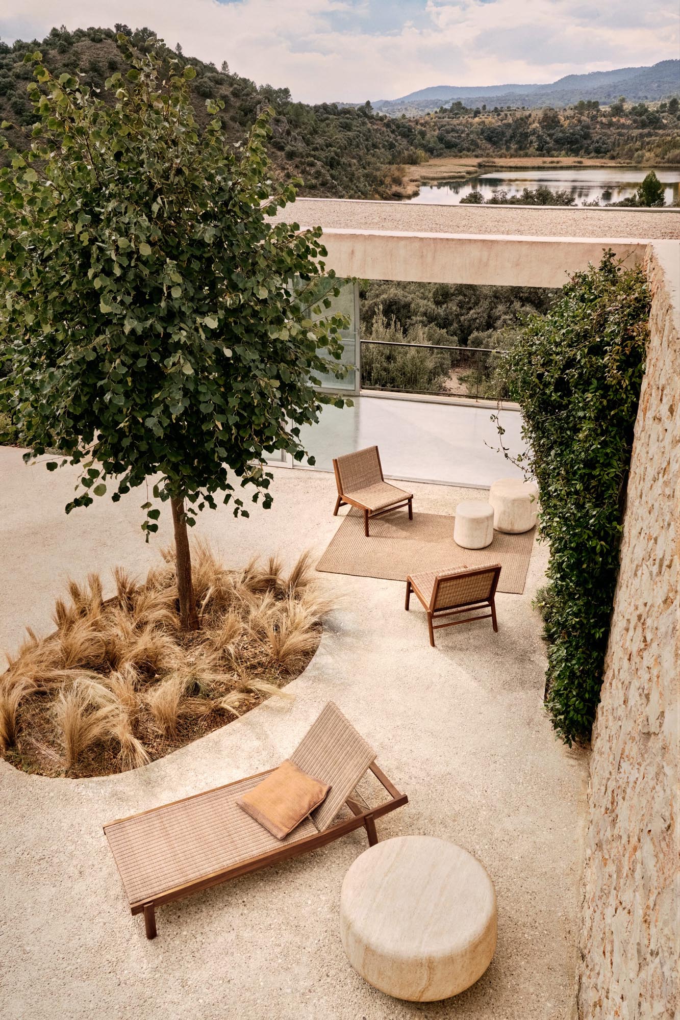 Stilvoller Sessel Itani aus robustem Teakholz und pflegeleichtem Rattan, FSC-zertifiziert für umweltbewusstes Wohnen.