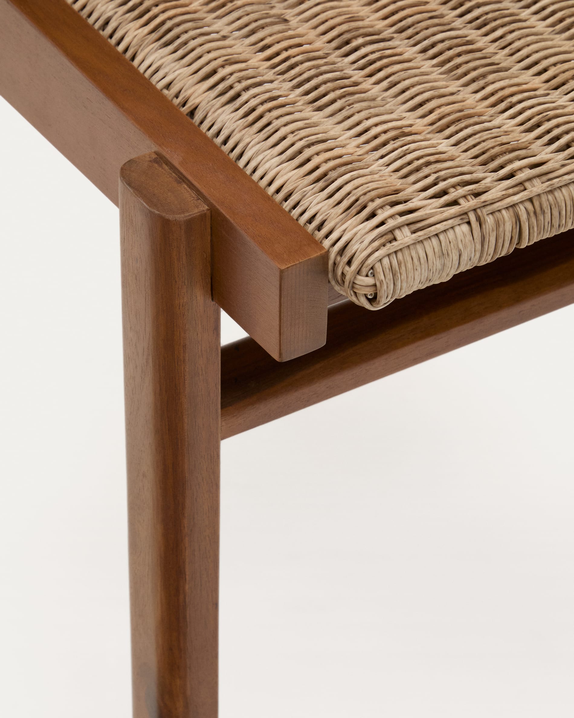 Stuhl Itani: Hochwertiger Gartenstuhl aus robustem Teakholz und synthetischem Rattan, perfekt für nachhaltige und stilvolle Außenbereiche.