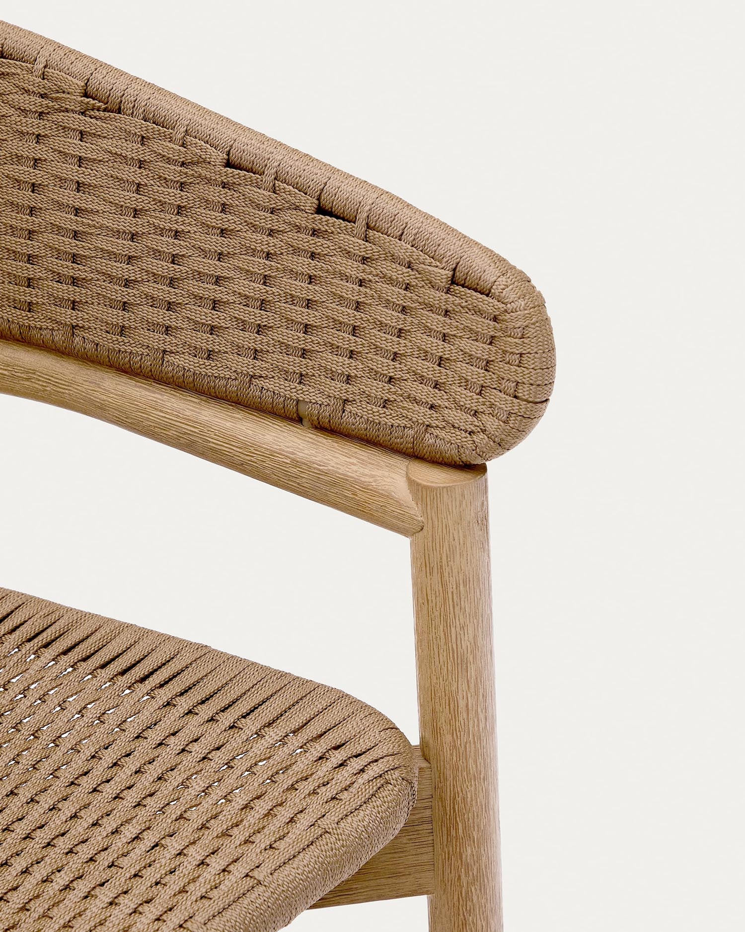 Hocker Arinella aus massivem Akazienholz mit natürlichem Finish und beigem Seil – perfektes Sitzmöbel für Garten und Balkon, vereint Stil und Komfort.