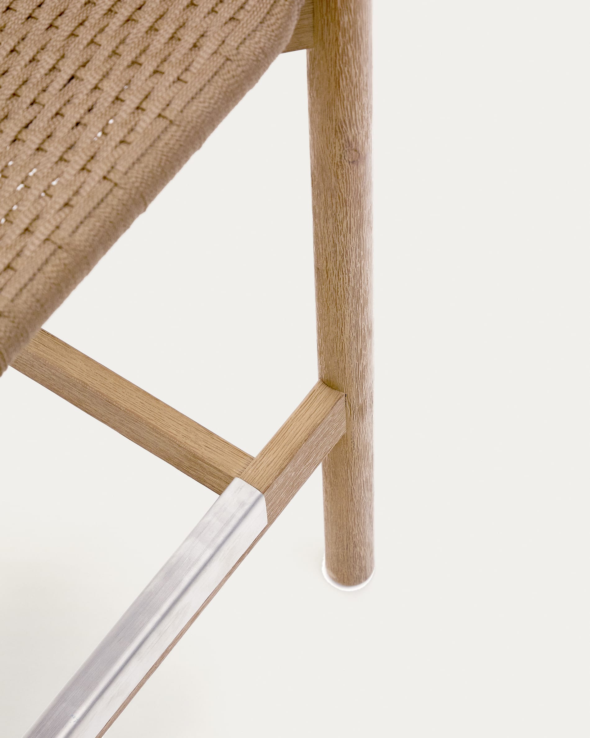 Hocker Arinella aus robustem Akazienholz mit natürlichem Finish und handgeflochtenem beigem Seil – ideal für stilvolle Terrassen und Gärten.