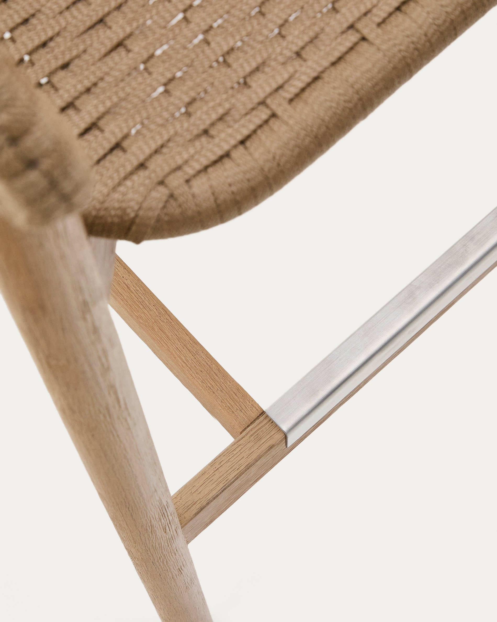 Der Hocker Arinella aus massivem Akazienholz und beigem Seil bietet stilvolle Funktionalität für Terrassen und Gärten.