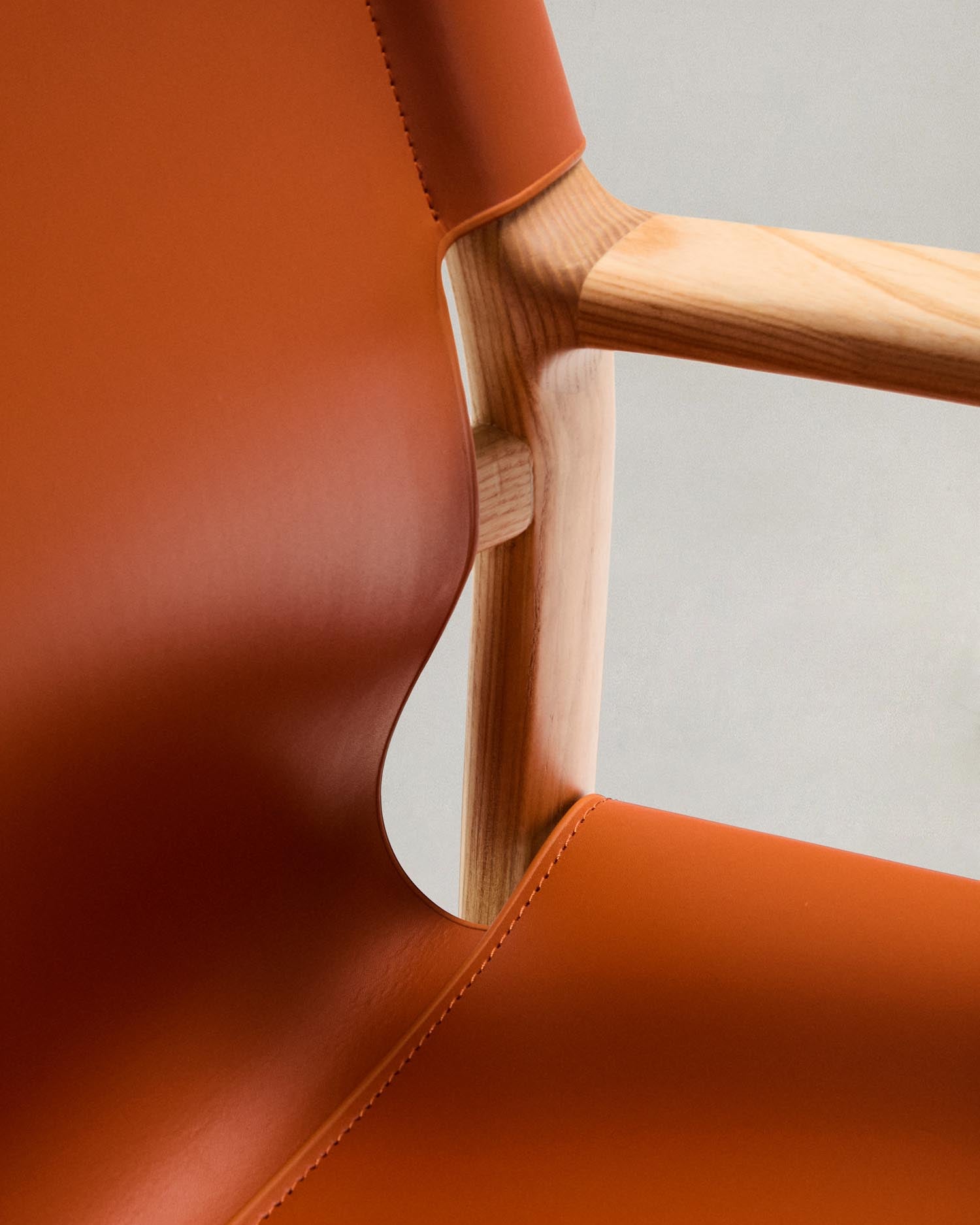 Erleben Sie den Stuhl Jan von Kave Home: Nachhaltig aus recyceltem Leder und FSC-zertifiziertem Eschenholz, vereint Stil und Komfort.