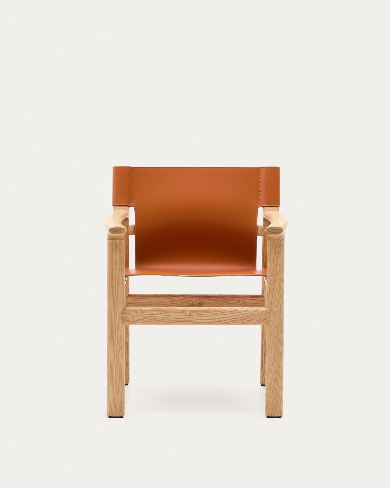 Erleben Sie den Stuhl Jan von Kave Home: Nachhaltig aus recyceltem Leder und FSC-zertifiziertem Eschenholz, vereint Stil und Komfort.