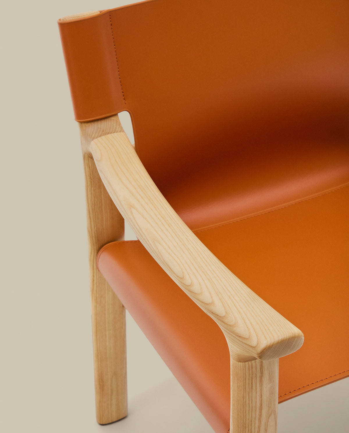Stuhl Jan aus recycelten Lederfasern in Hellbraun und massivem Eschenholz FSC 100 % mit Finish in natürlichem Farbton in Orange präsentiert im Onlineshop von KAQTU Design AG. Stuhl ist von Kave Home