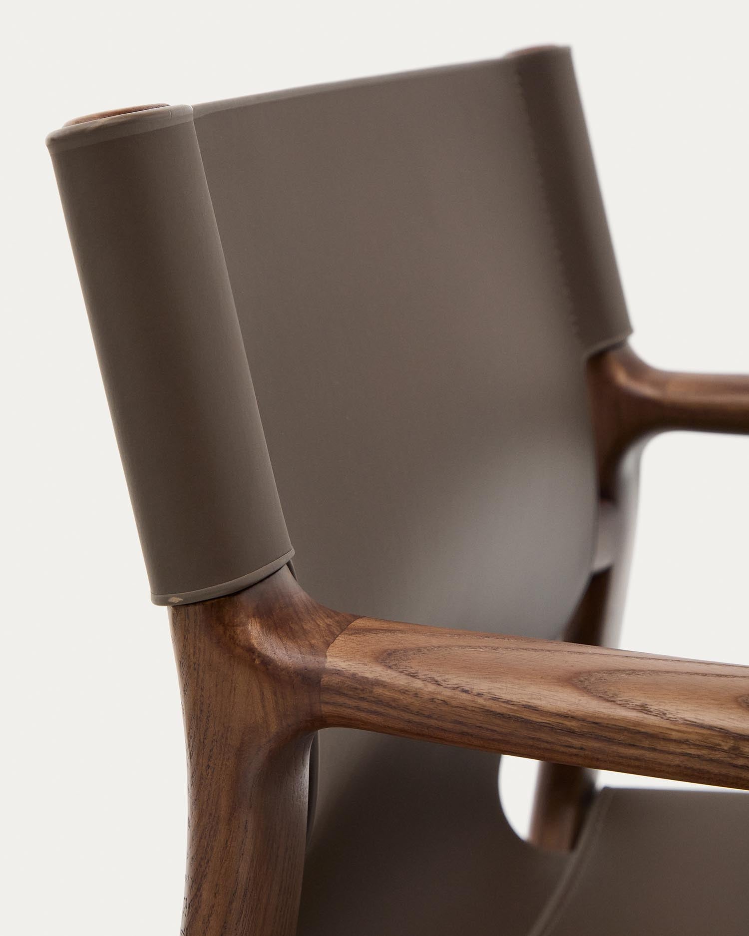 Entdecken Sie den Stuhl Jan von Kave Home: Ein stilvoller Stuhl aus recyceltem Leder und FSC-zertifiziertem Eschenholz, der Eleganz und Nachhaltigkeit vereint.