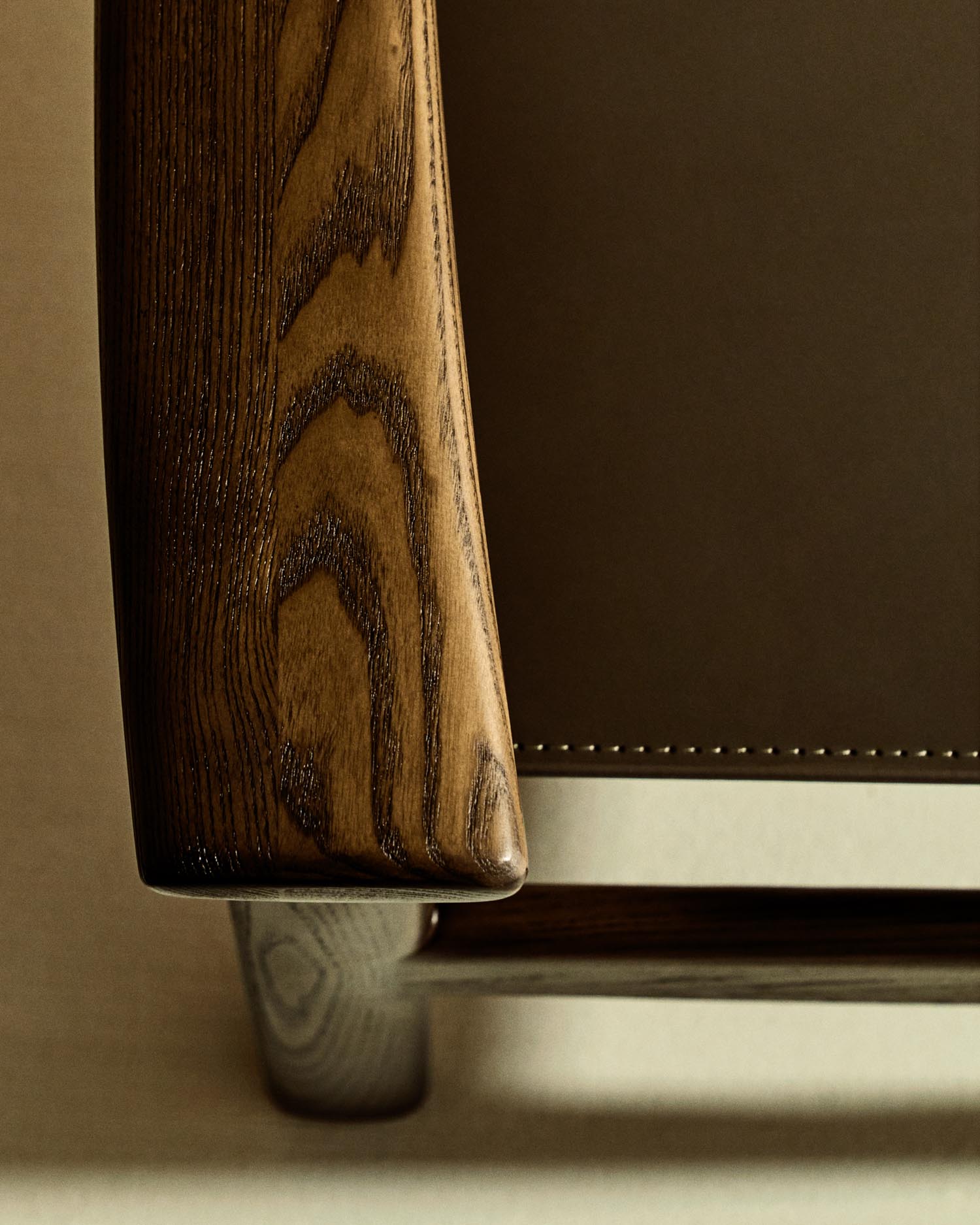 Entdecken Sie den Stuhl Jan von Kave Home: Ein stilvolles Möbelstück aus recyceltem Leder und FSC-zertifiziertem Eschenholz, das Komfort und Nachhaltigkeit vereint.